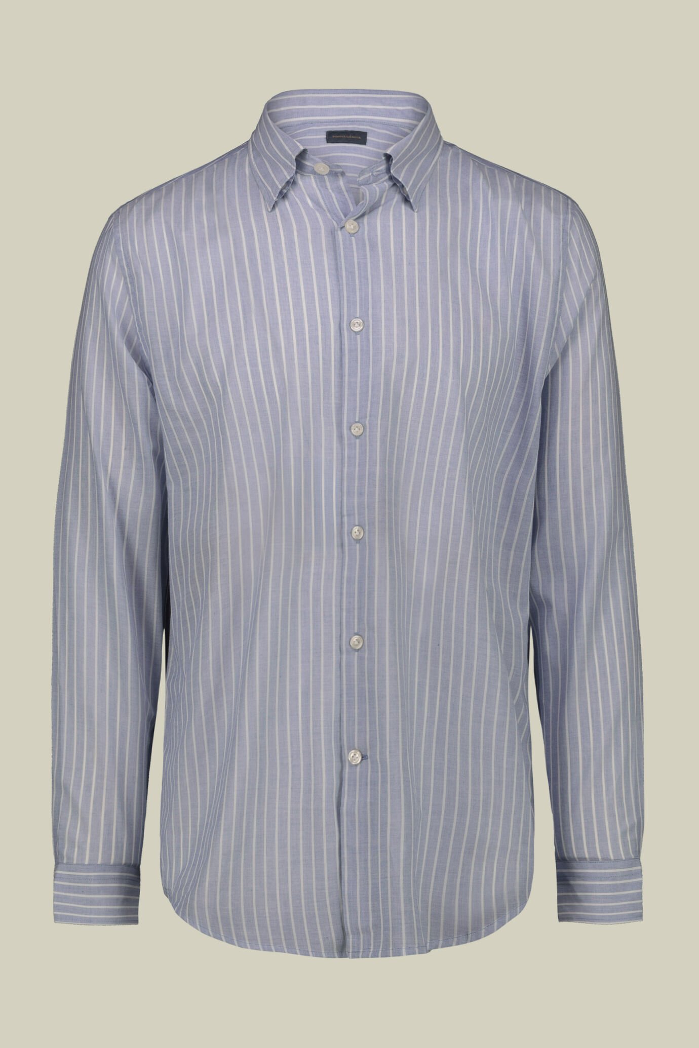 Chemise homme décontractée à boutons cachés, confectionnée dans un tissu en mousseline lavé et rayé, teinté dans la masse