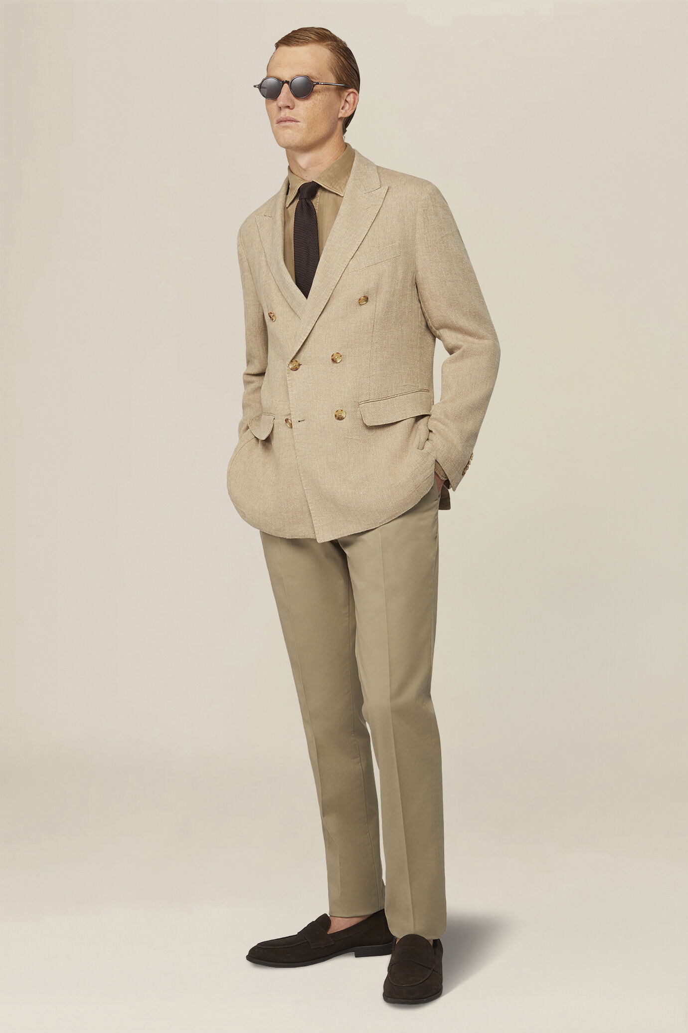 Doppelreihiges, ungef&uuml;ttertes Herrensakko mit spitzem Revers und Pattentaschen