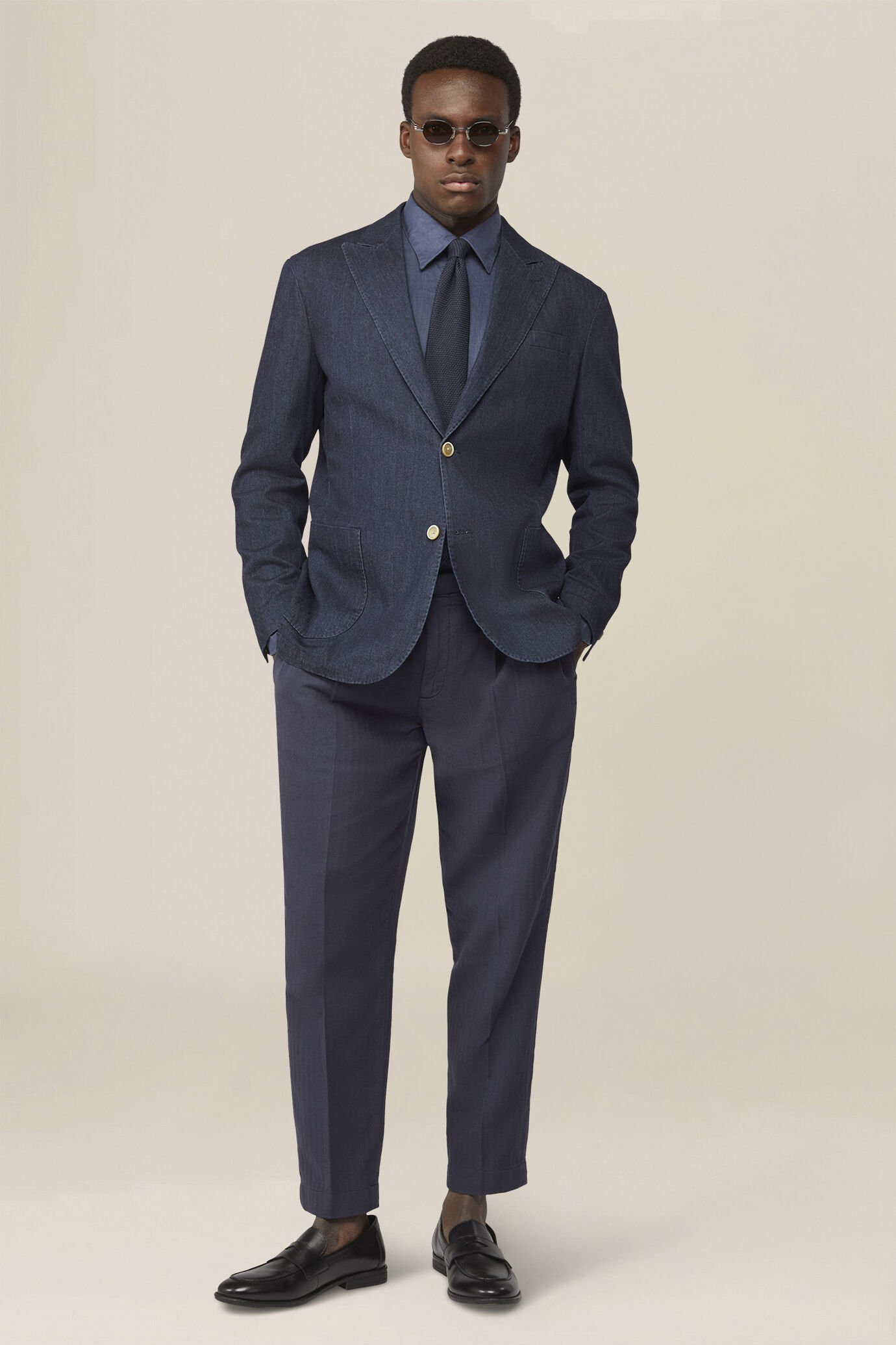 Veste homme &agrave; simple boutonnage, non doubl&eacute;e, avec revers en pointe et poches &agrave; rabat, effet denim image number 1