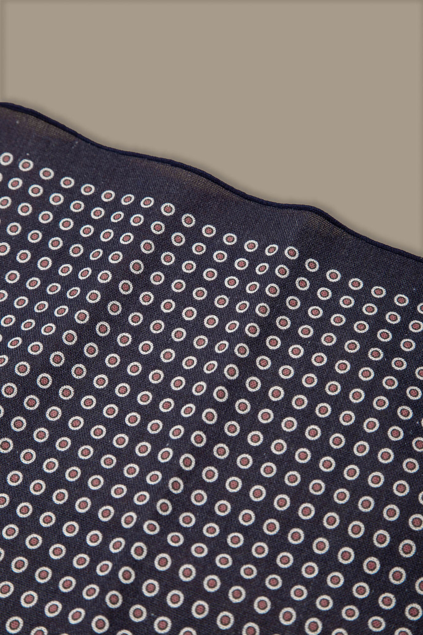 Pochette blue fantasia a pois colorati rossi uomo image number 1