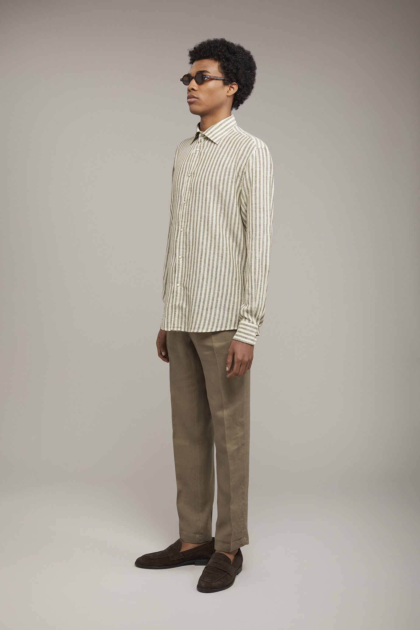 Gestreiftes Herren-Freizeithemd mit klassischem Kragen aus Leinen und Baumwolle in bequemer Passform image number 1