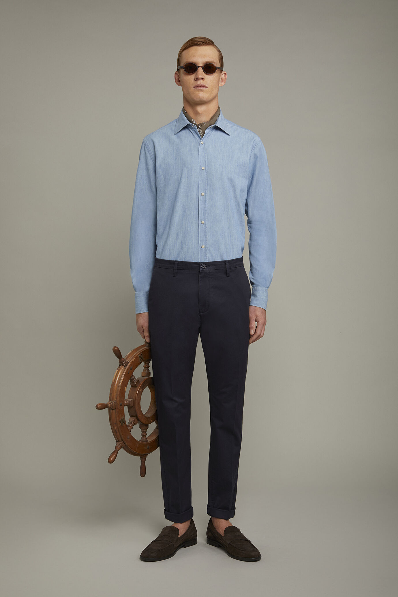 Pantalon chino classique pour homme en tissu serg&eacute; stretch coupe parfaite image number 0