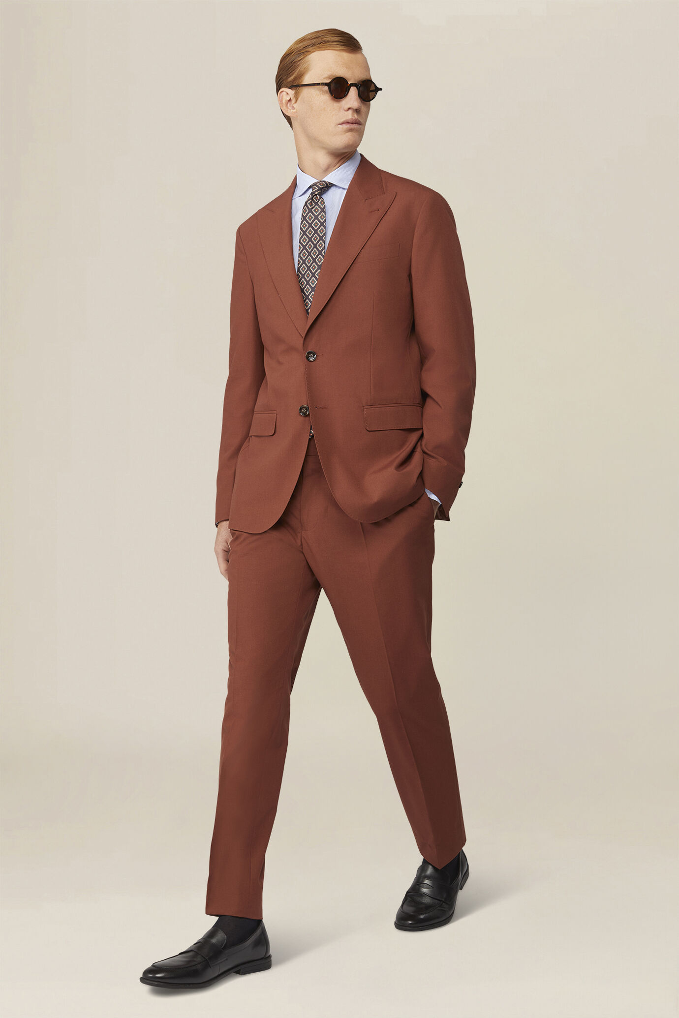 Costume homme uni avec veste &agrave; col en pointe, coupe classique image number 0