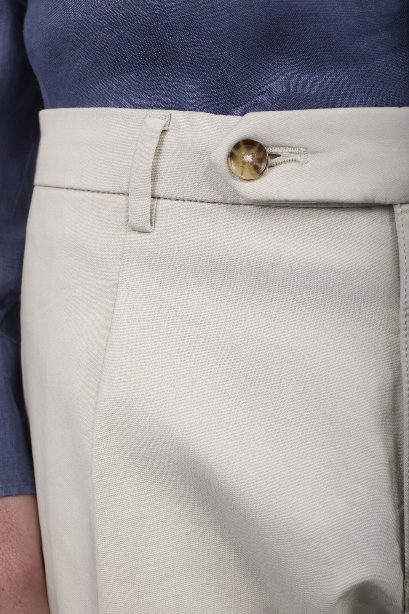 Pantalone uomo capri con pinces image number 2