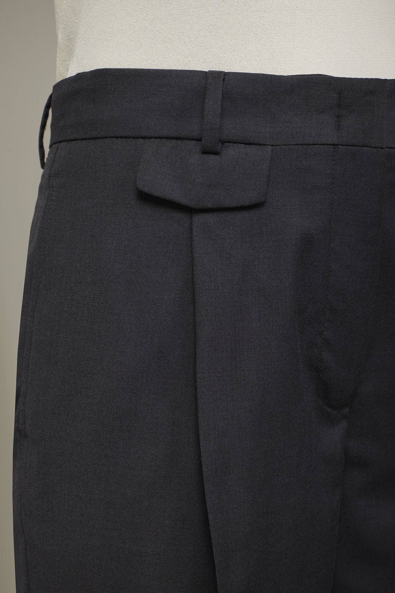 Pantalon uni avec côtés élastiques image number 4