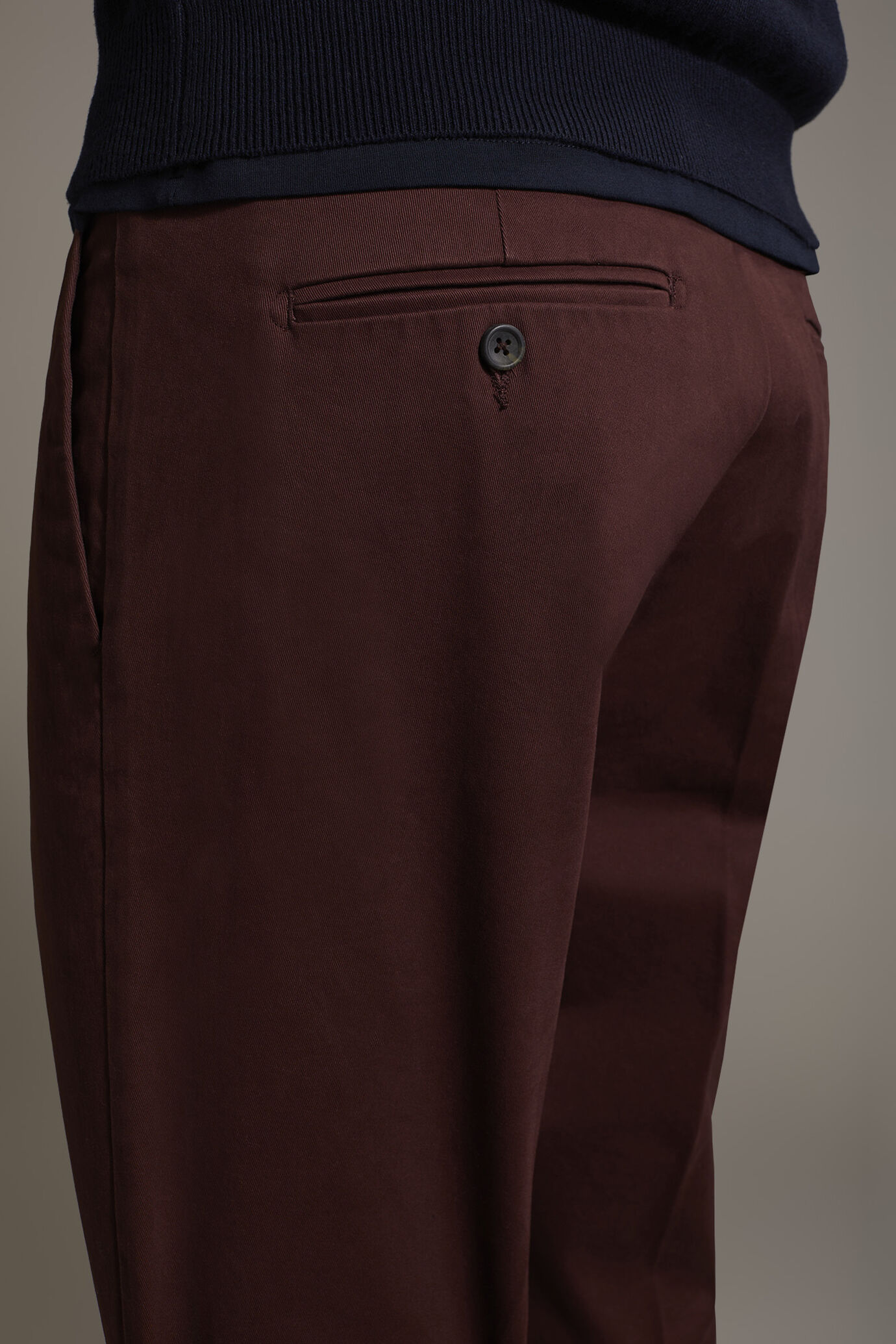 Pantalone chino uomo classico regular fit tessuto twill elasticizzato image number 4