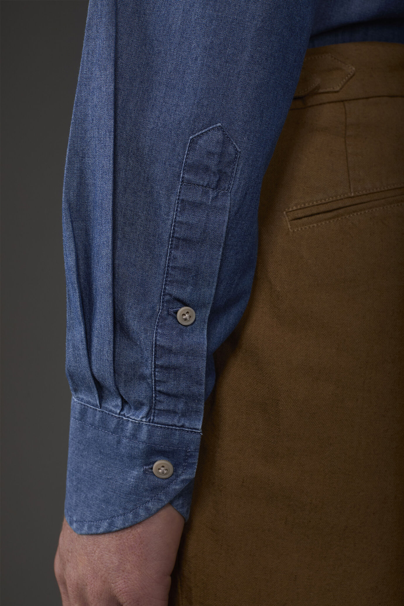 Men's casual shirt with classic collar, chambray fabric image number 3