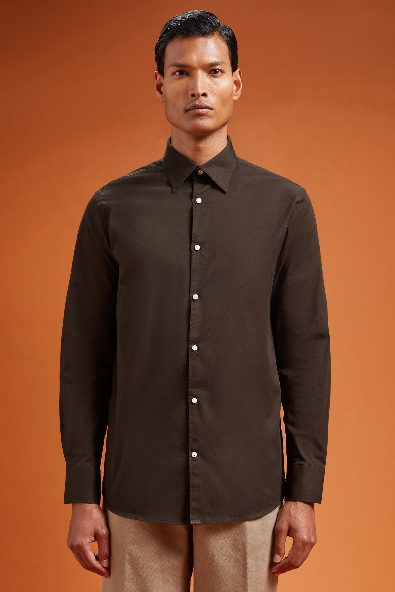 Men's comfort fit casual shirt with a classic collar in plain 100% cotton washed gabardine image number 0