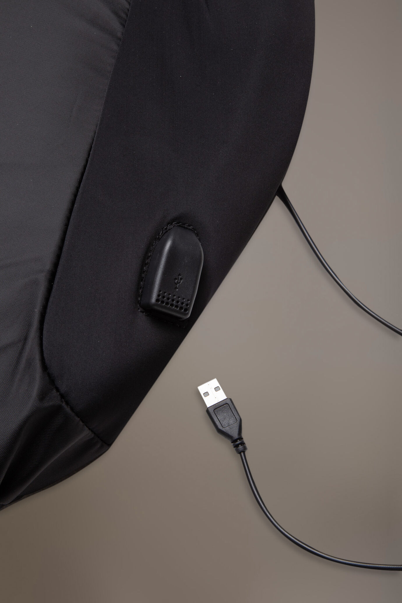 Zaino uomo antifurto con porta usb image number 2