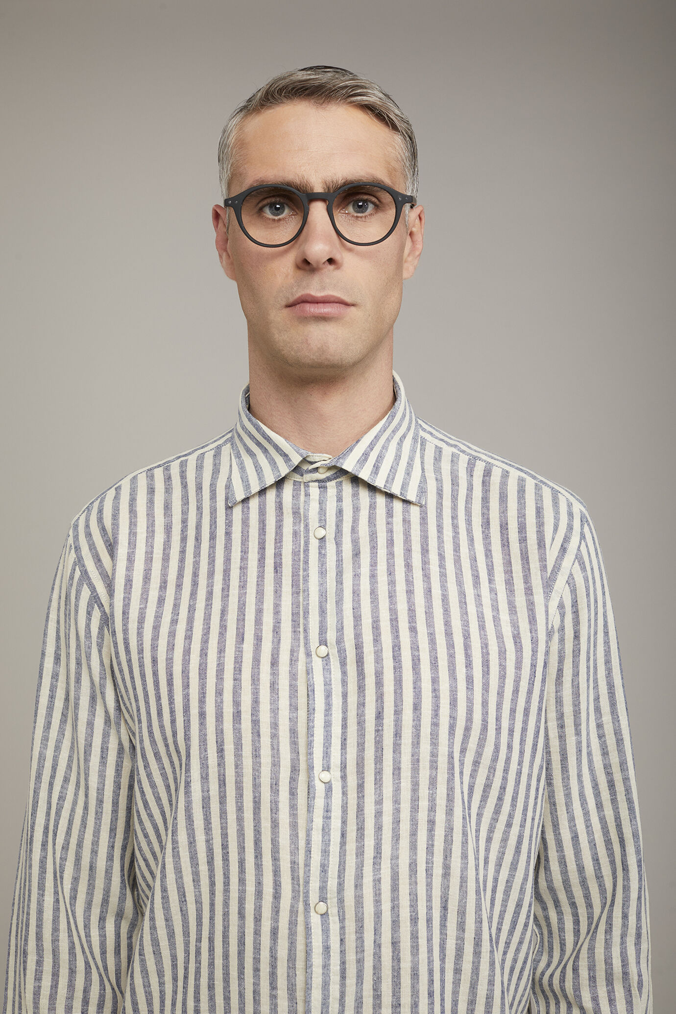Camicia casual uomo collo classico in lino e cotone rigato comfort fit image number 3