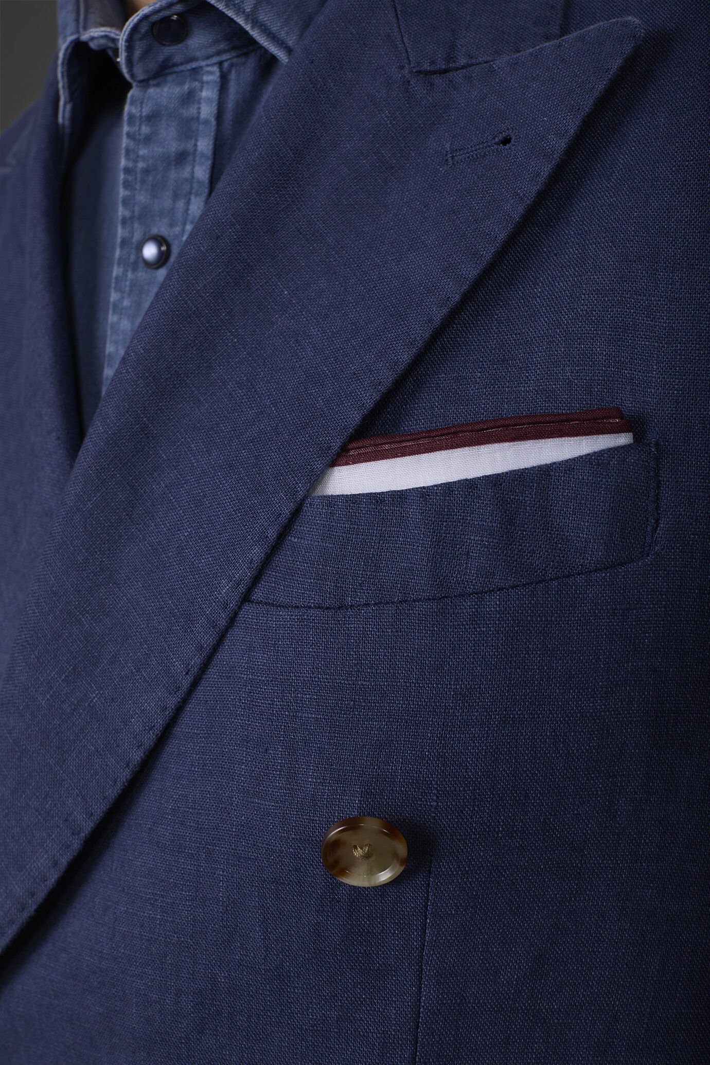 Veste homme à double boutonnage, non doublée, avec revers en pointe et poches à rabat en 100% lin image number 4