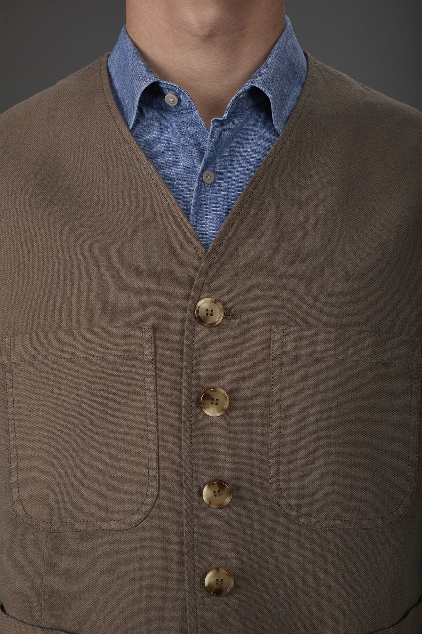 Men's vest with patch pockets and V-neck in linen and cotton blend image number 2