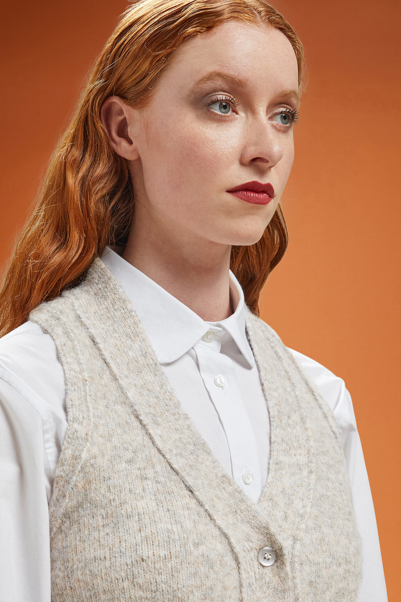 Women's V-neck knitted tank top in a regular fit image number 2