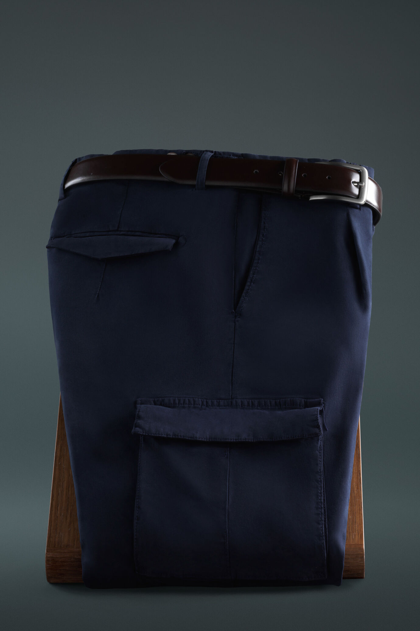 Pantaloni cargo uomo con tasche laterali image number 2