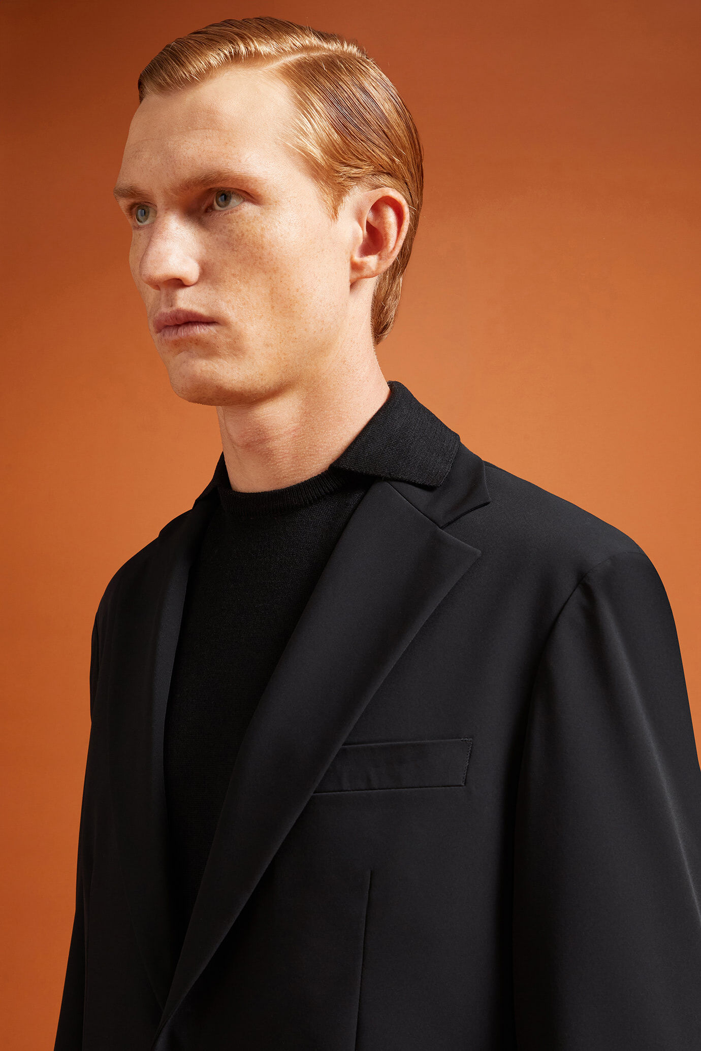 Costume homme à simple boutonnage en tissu technique coupe régulière image number 3