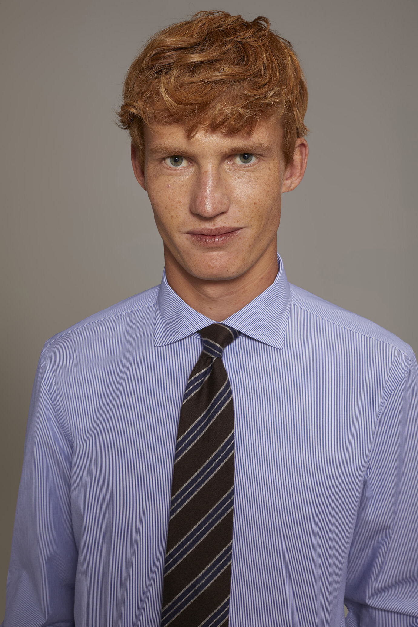 Camicia classica collo francese comfort fit tessuto tinto filo rigato image number 1