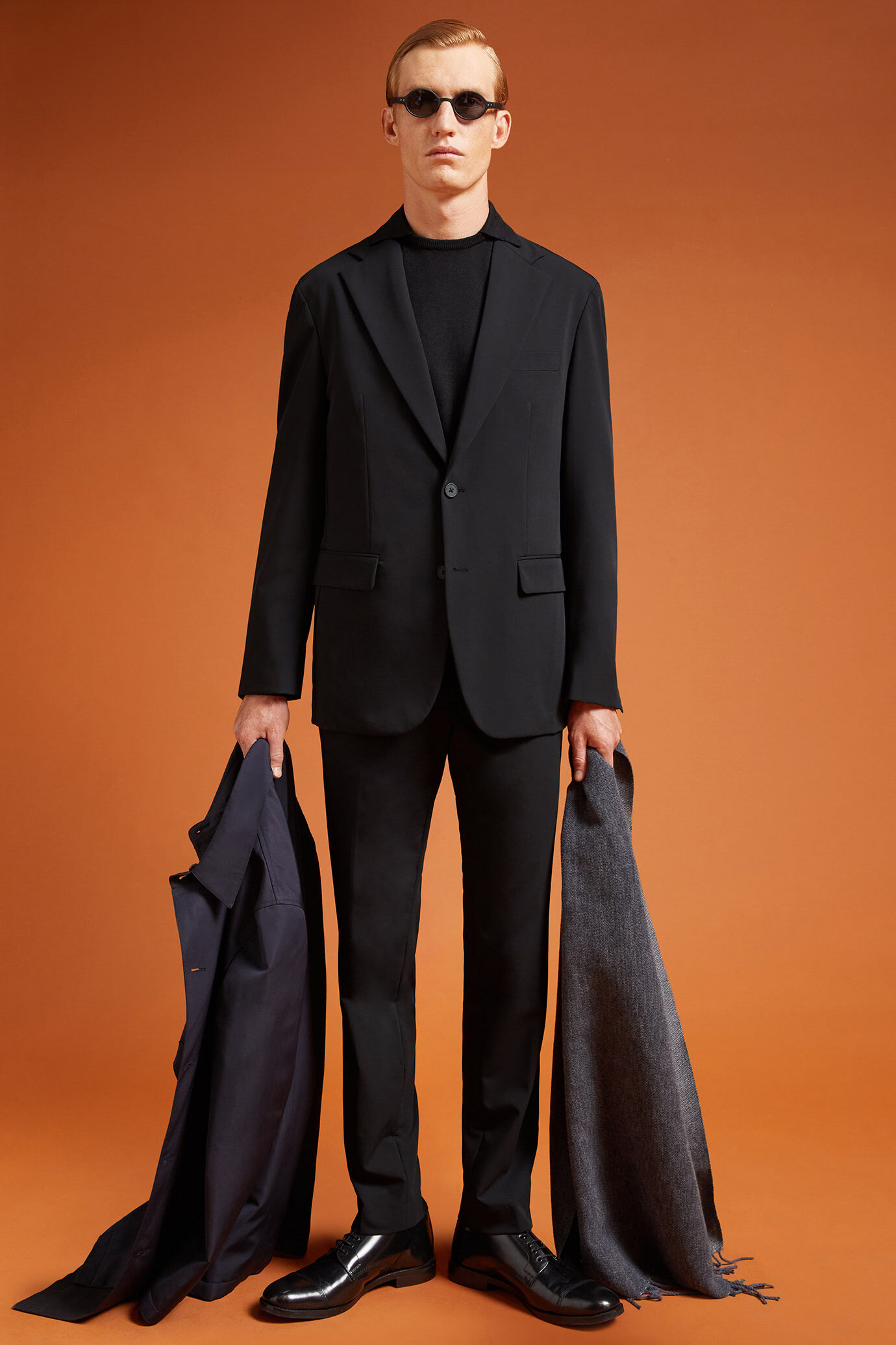 Costume homme à simple boutonnage en tissu technique coupe régulière image number 1