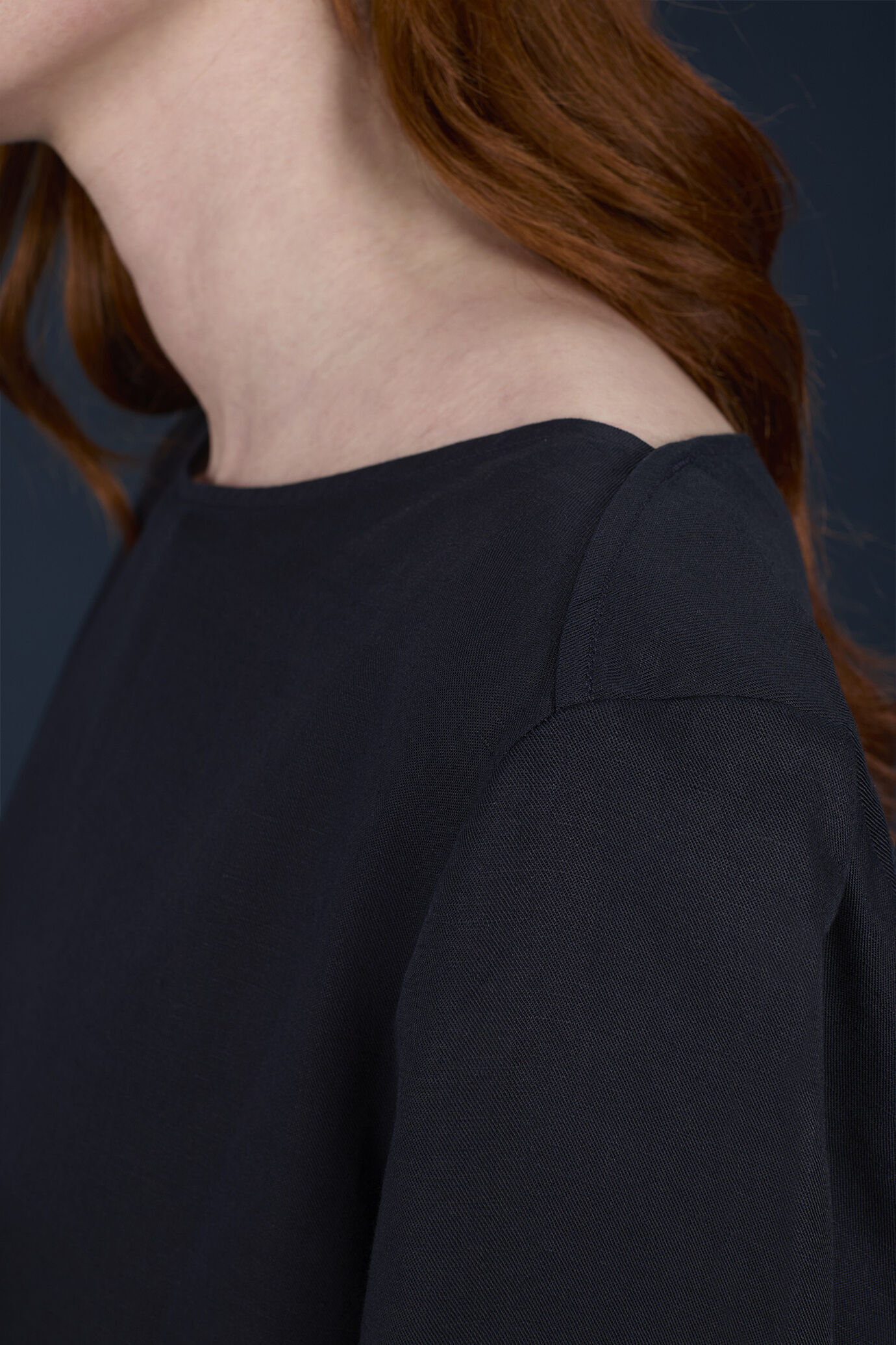 Short A-line dress with three-quarter sleeves and slits image number 4