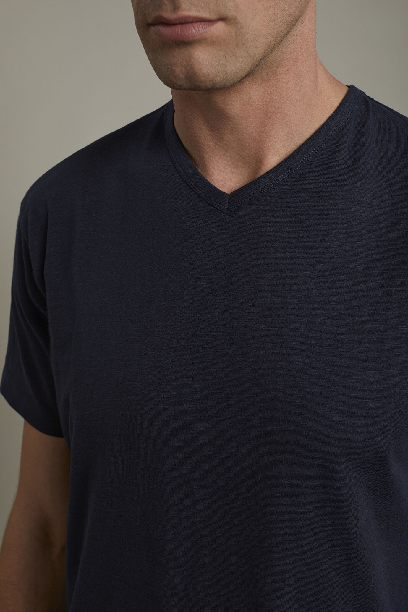 T-shirt uomo scollo a v 100% cotone effetto fiammato regular fit image number 3