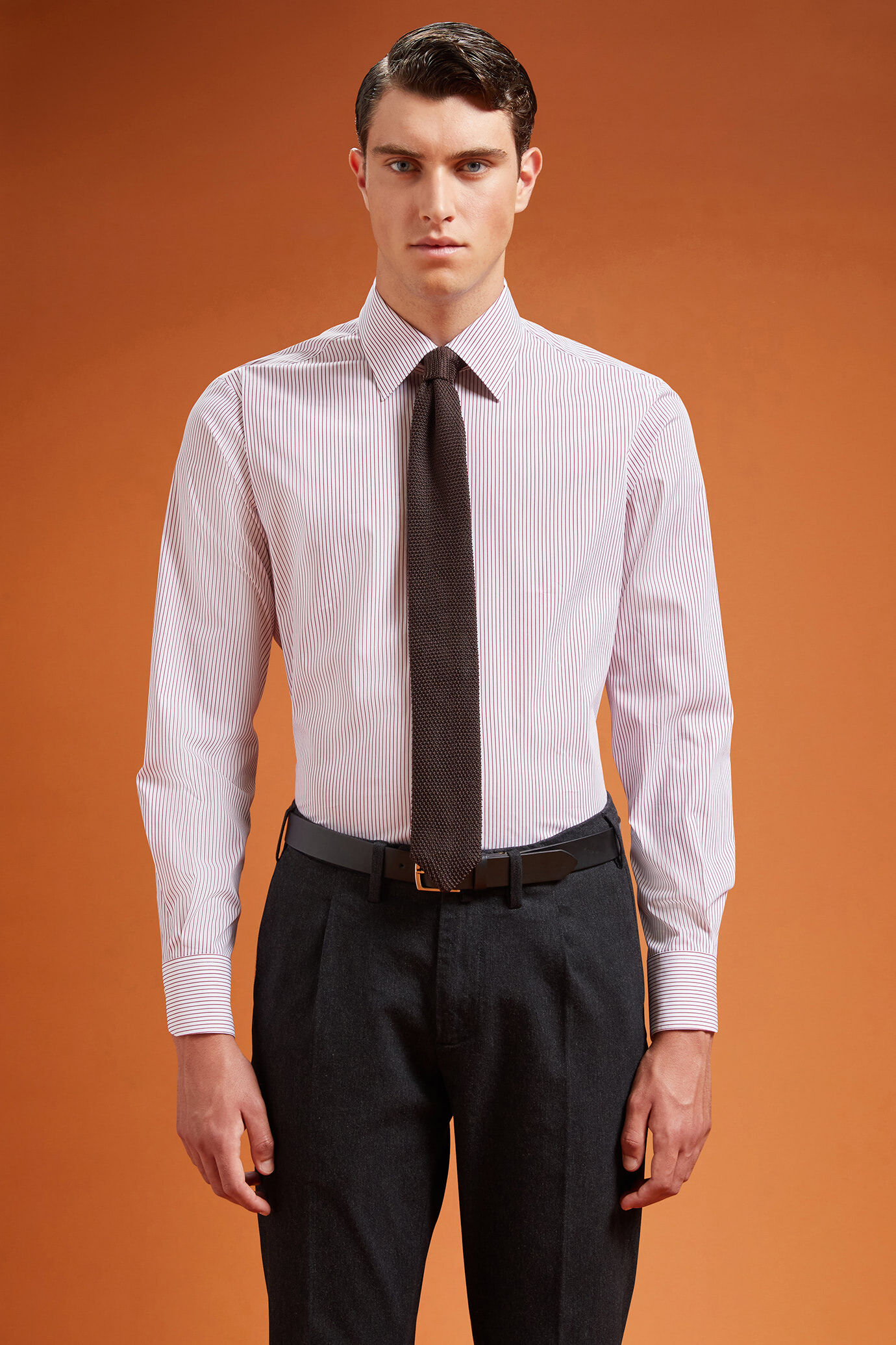 Chemise classique pour homme à col classique et tissu technique teinté dans la masse à rayures, coupe classique image number 0