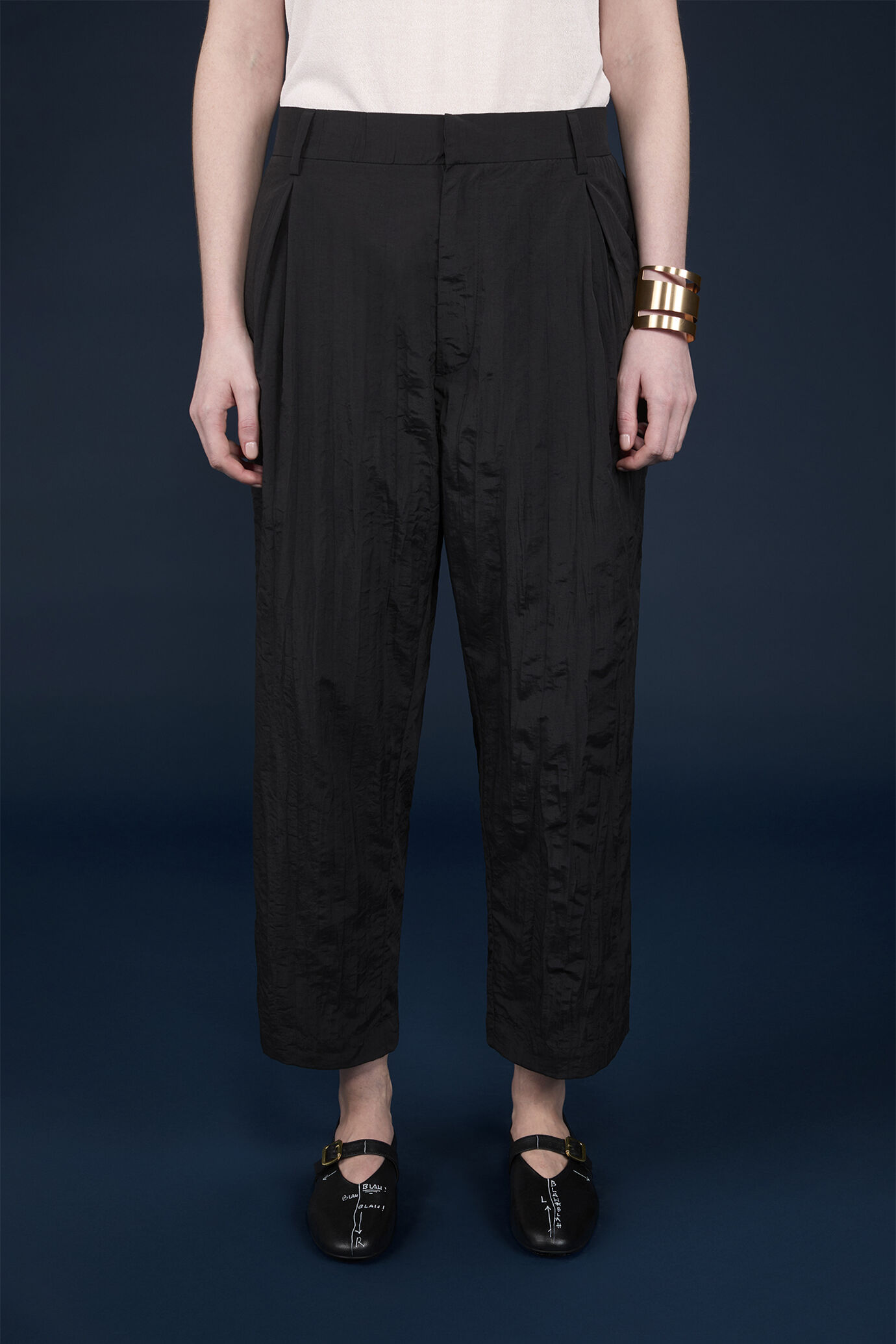 Pantalone donna linea a uovo con pinces ed effetto stropicciato image number 1