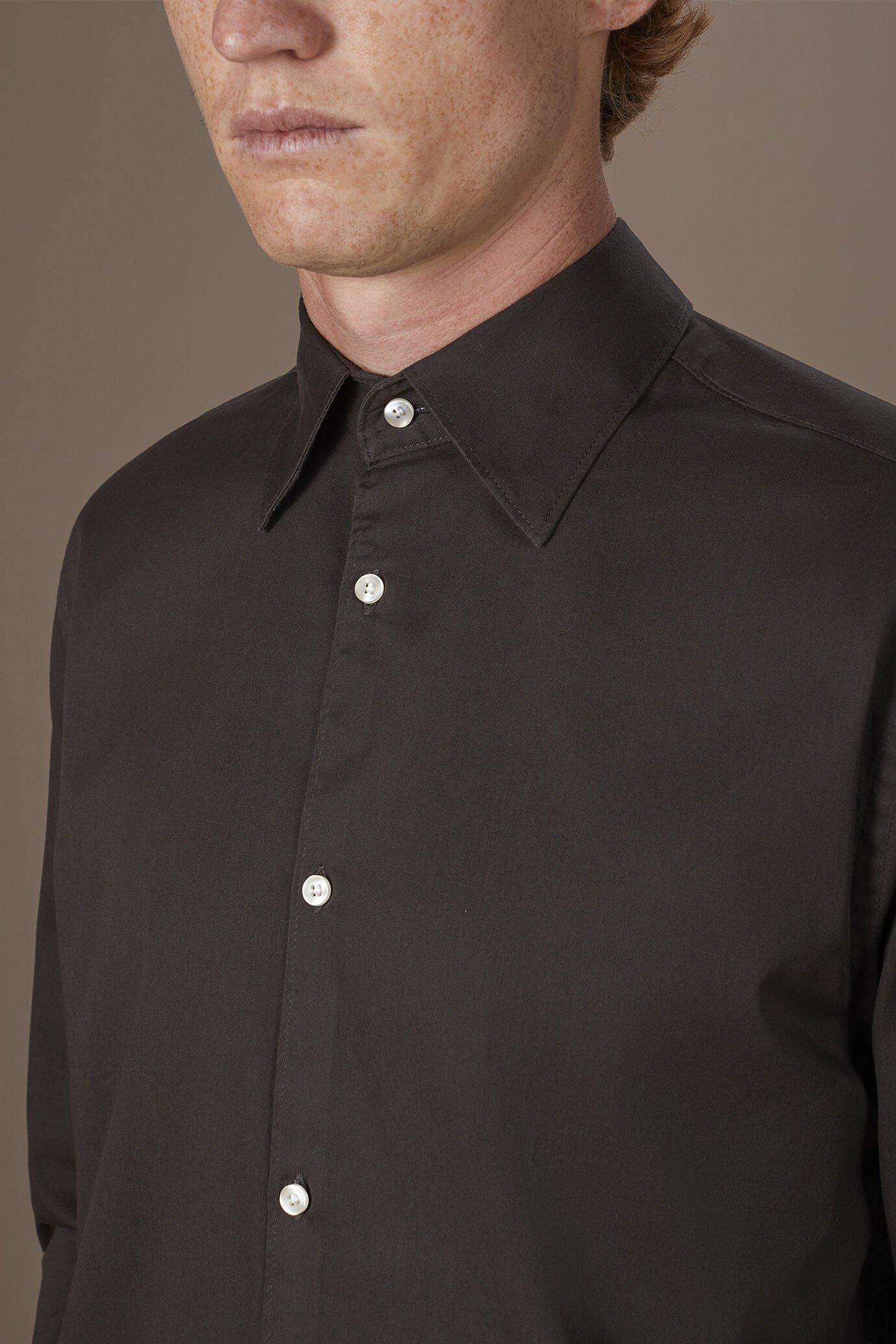 Lässige Herrenhemd mit klassischem Kragen aus 100 % Baumwolle Gabardine-Stoff Comfort-Passform image number 2