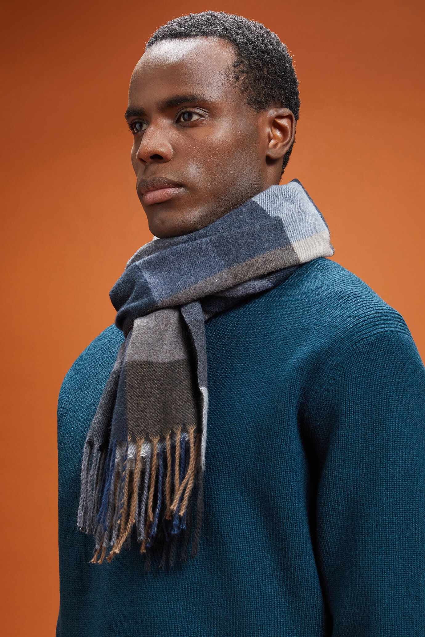 Men's checked scarf with fringes image number 1