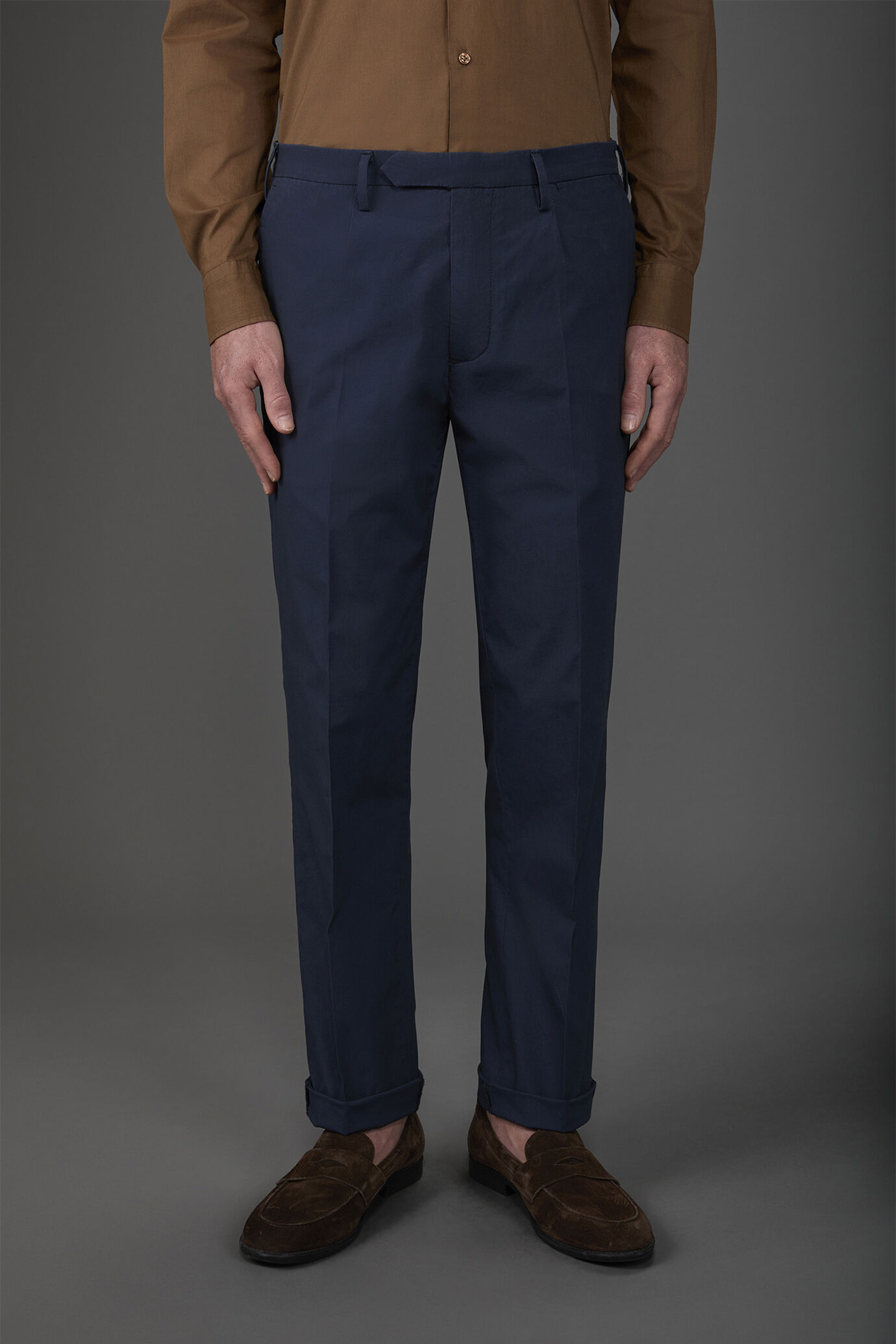 Men's trousers in light cotton with two small pleats and concealed button image number 1