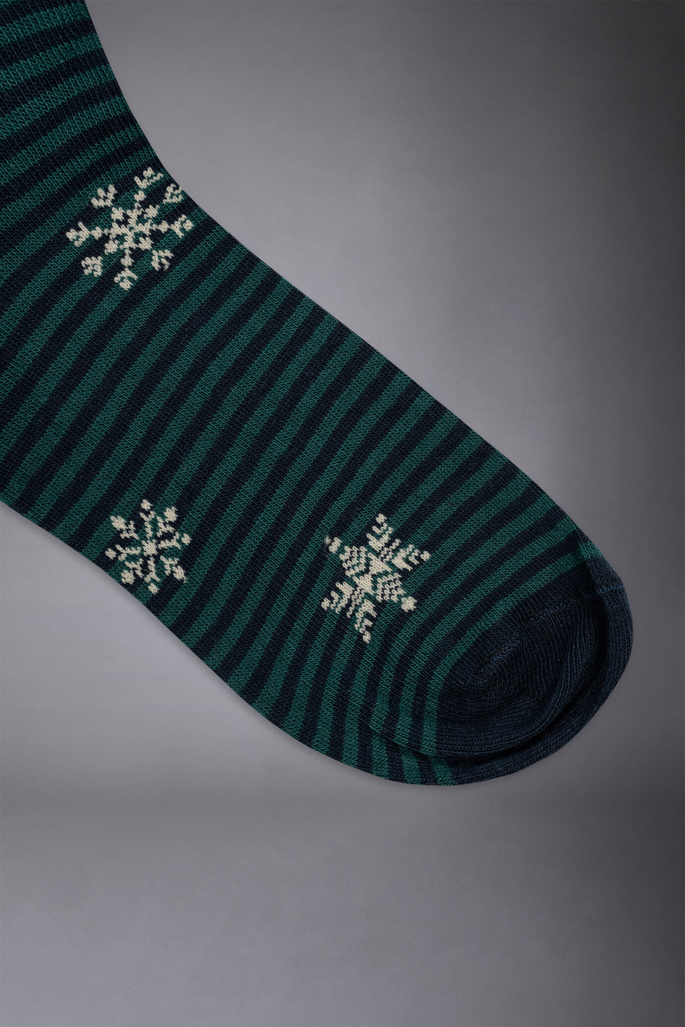 Men's knitted long socks with snowflakes pattern made in Italy image number 1