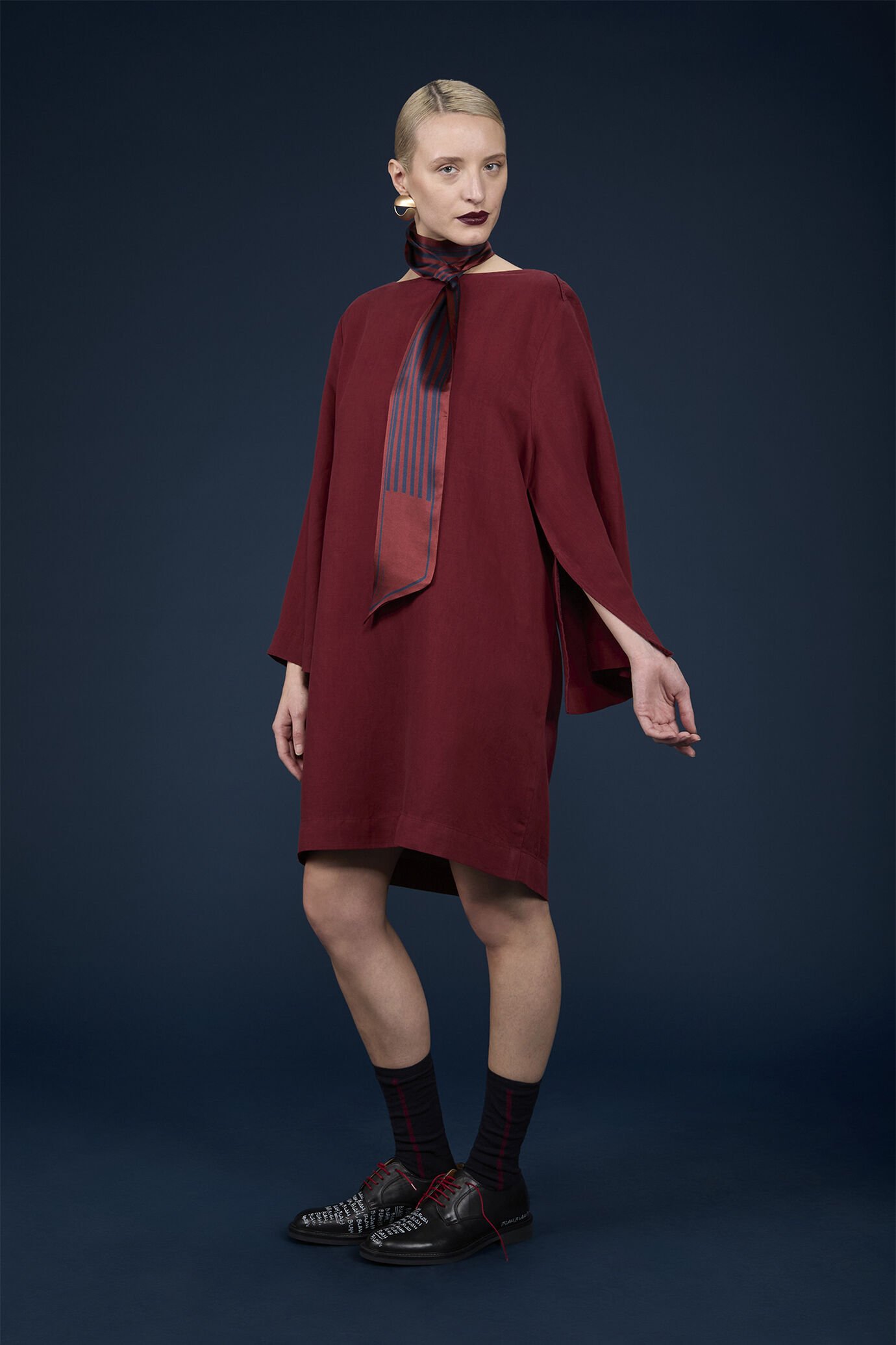 Kurzes Damenkleid in A-Linie mit Dreiviertelärmeln und Schlitzen
