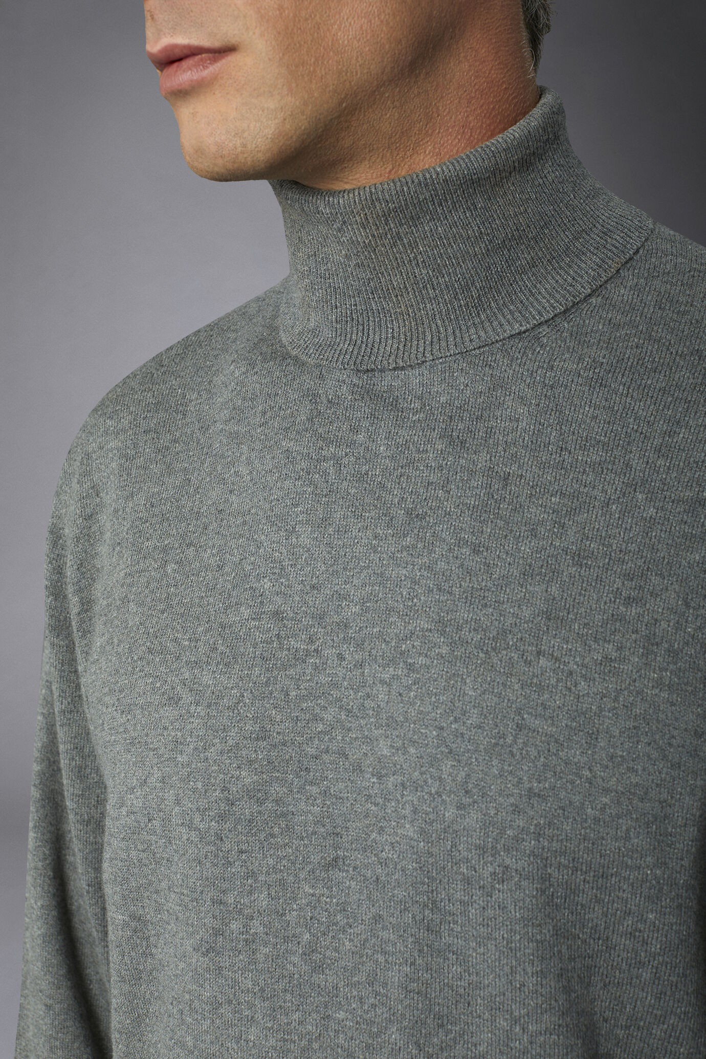 Pull à col roulé en laine et coton image number 3
