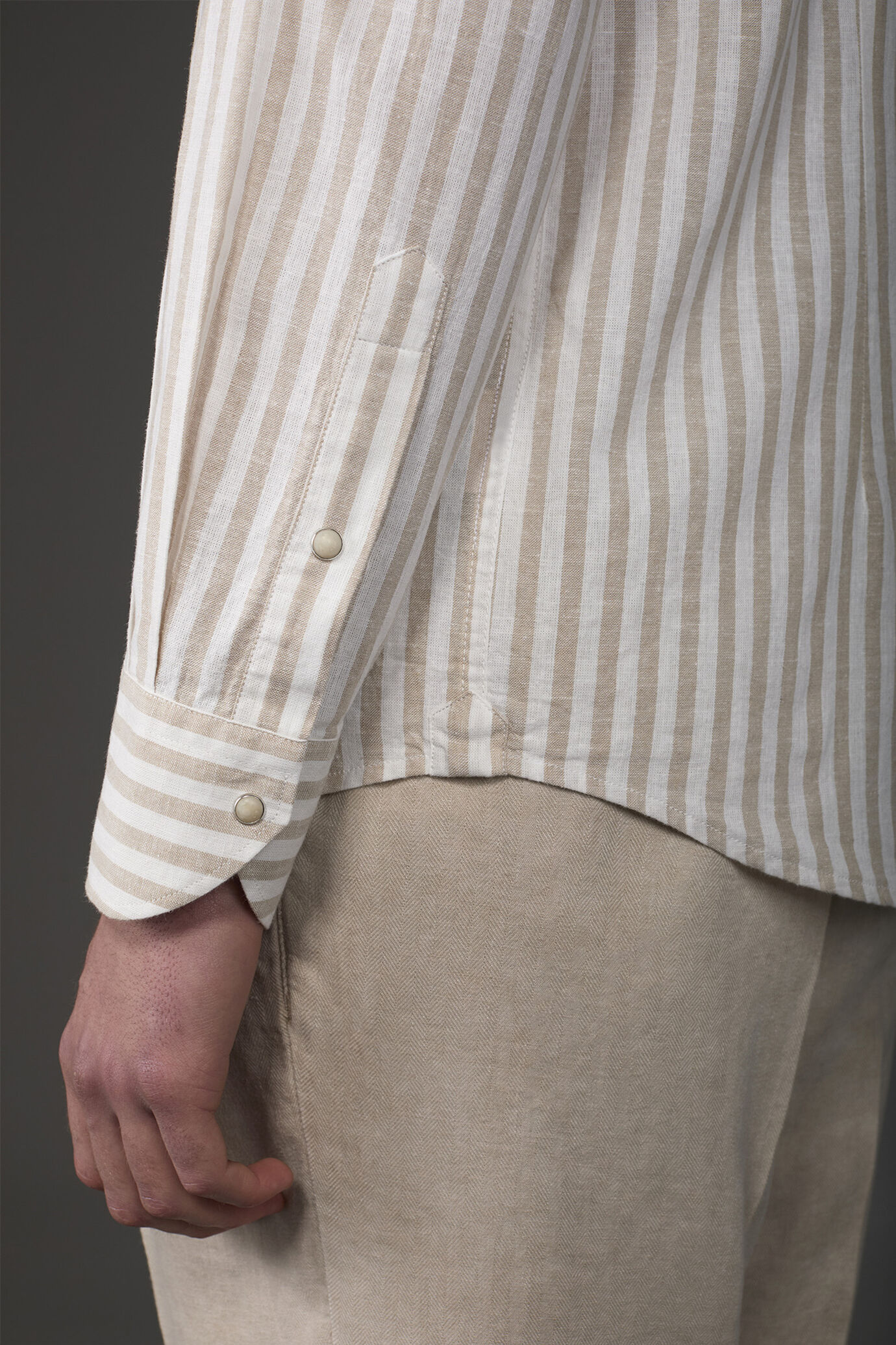 Chemise homme d&eacute;contract&eacute;e &agrave; col fran&ccedil;ais en lin et coton lav&eacute; et ray&eacute; image number 3