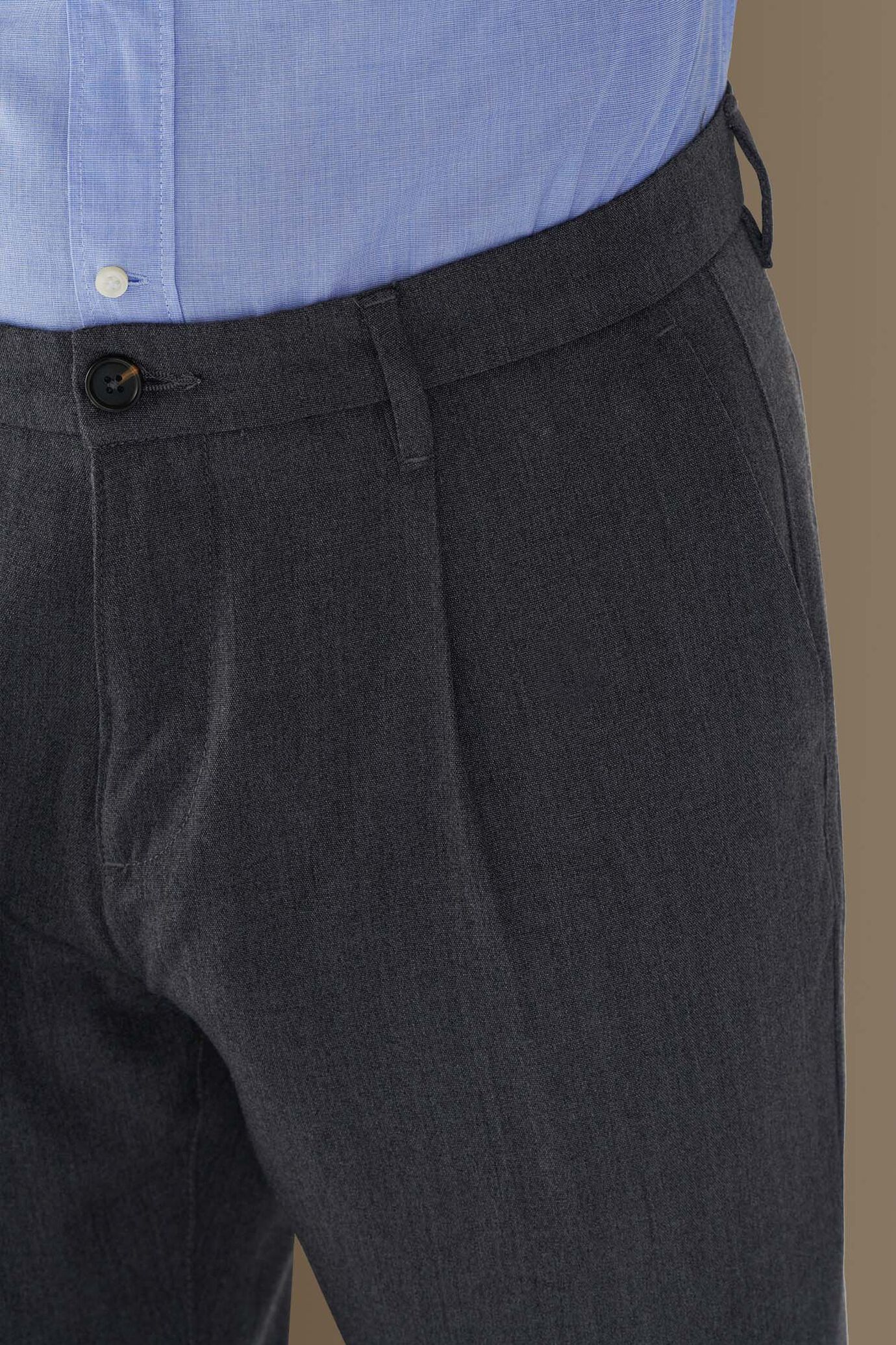 Pantalone uomo chino con pinces singola e risvolto image number 3