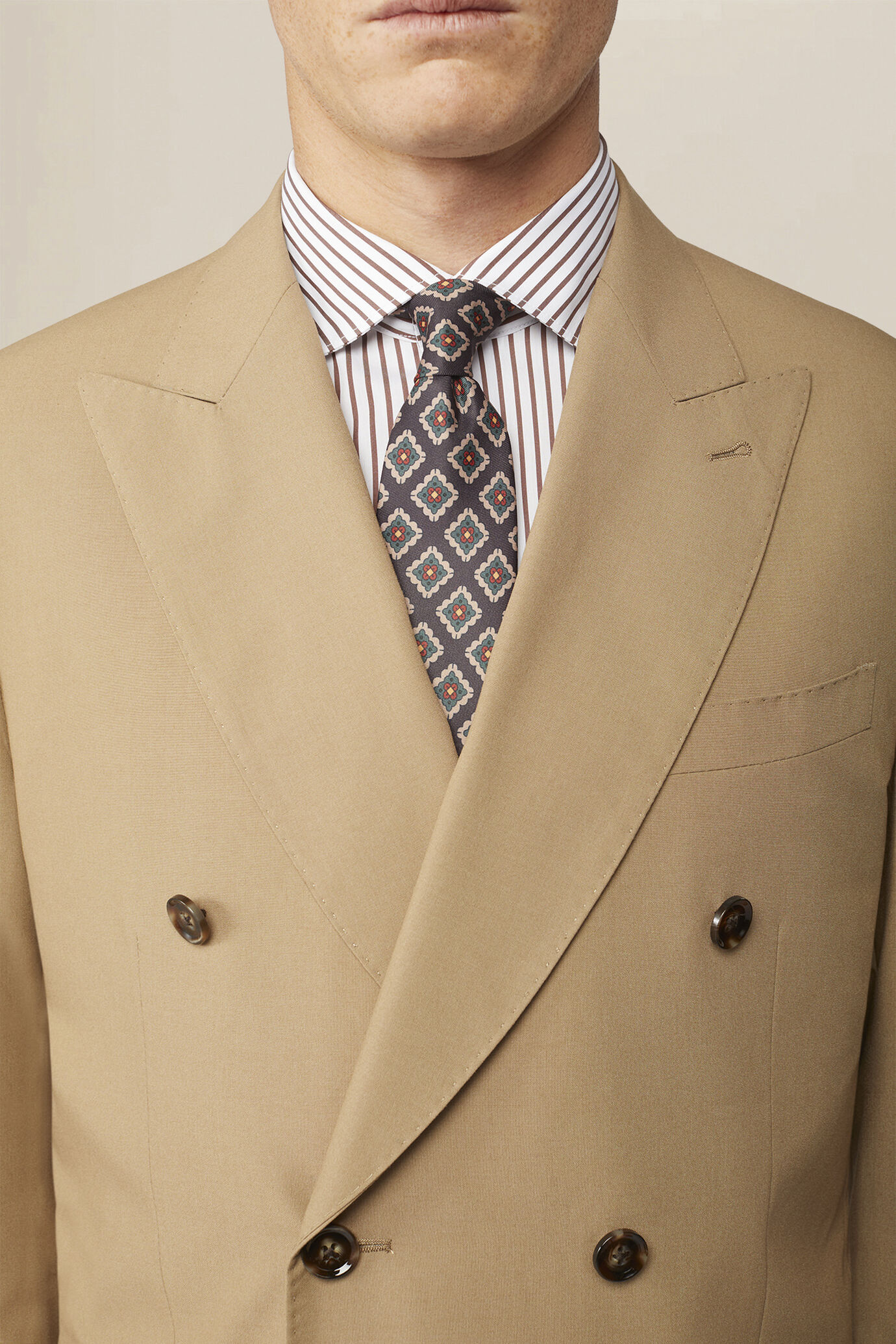 Men's double-breasted suit in plain fabric, regular fit image number 2