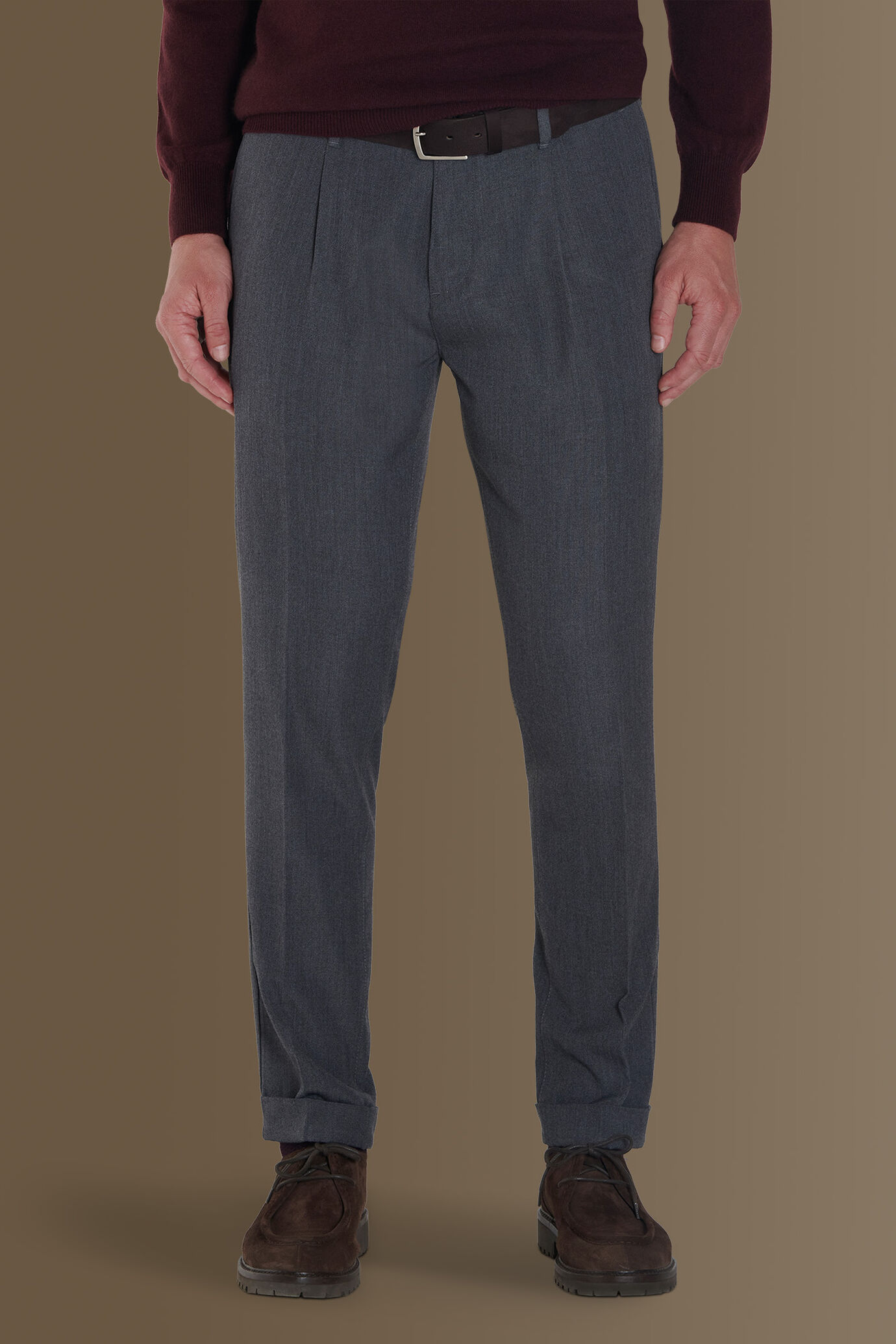 Pantalone uomo chino con pinces singola e risvolto image number 1