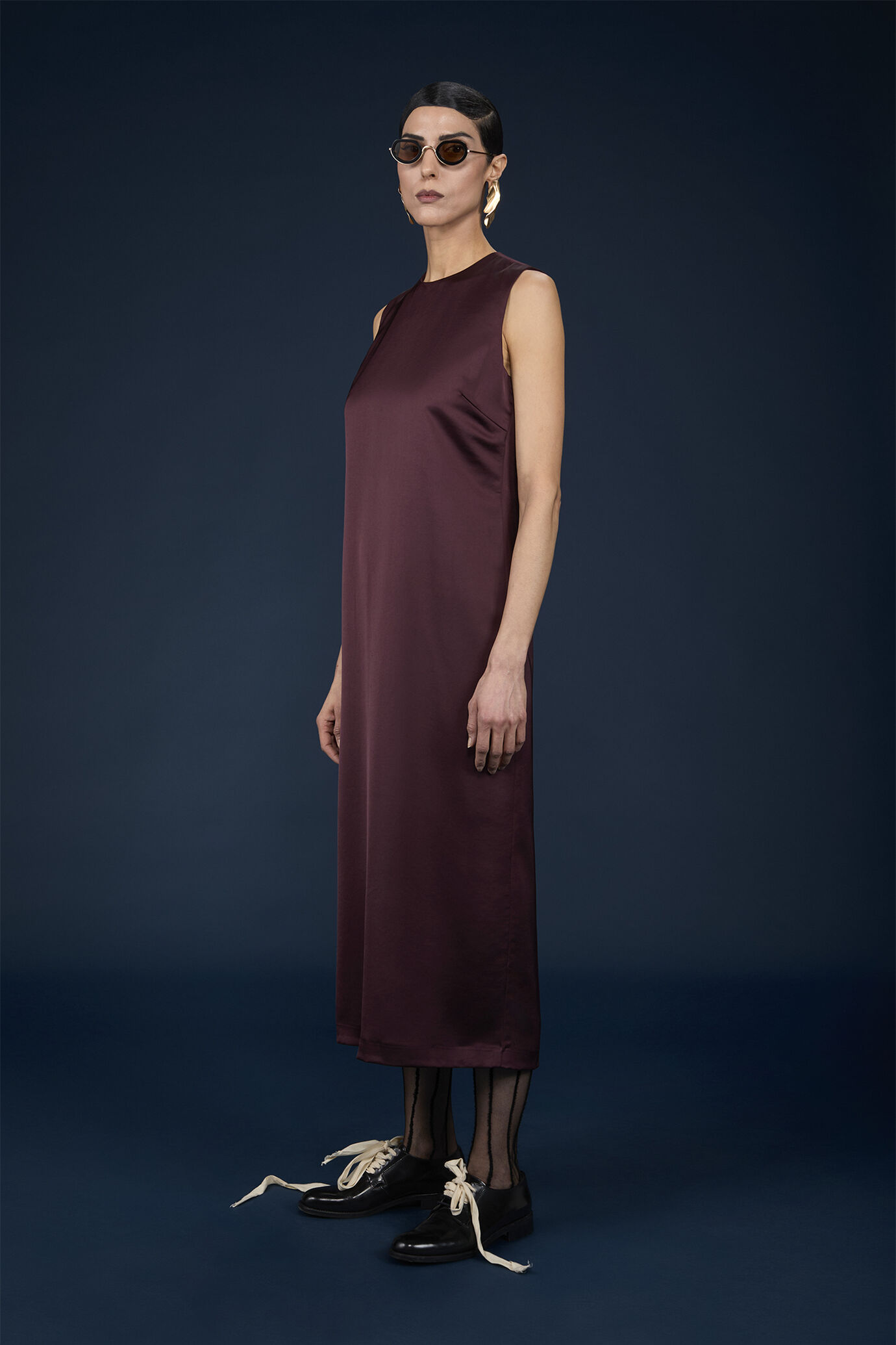 Robe longue pour femme avec col ras du cou et ouverture dans le dos image number 1