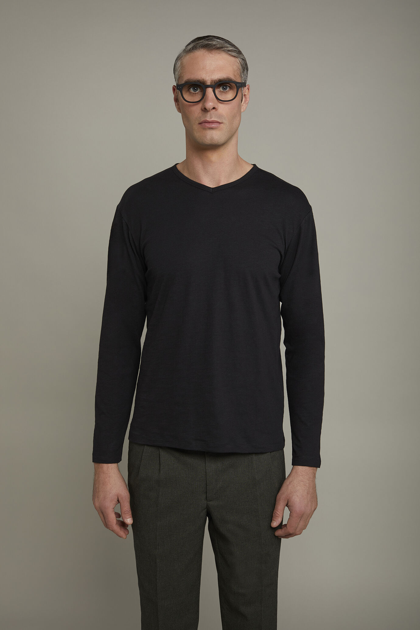 Men’s v-neck t-shirt 100% flamed-effect cotton with long sleeves regular fit image number 2