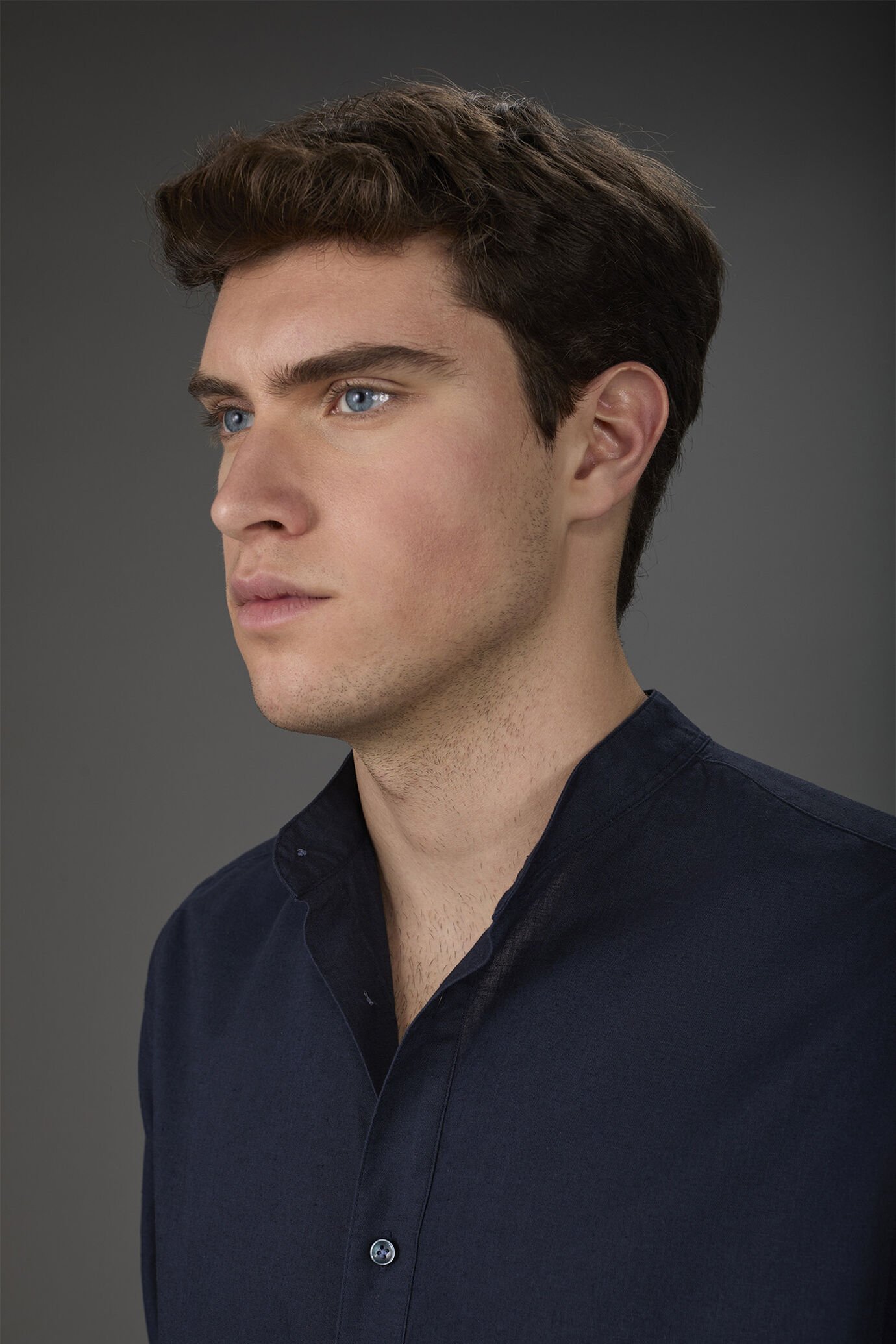 Casual men's shirt with mandarin collar and half button fastening, washed linen and cotton fabric image number 1