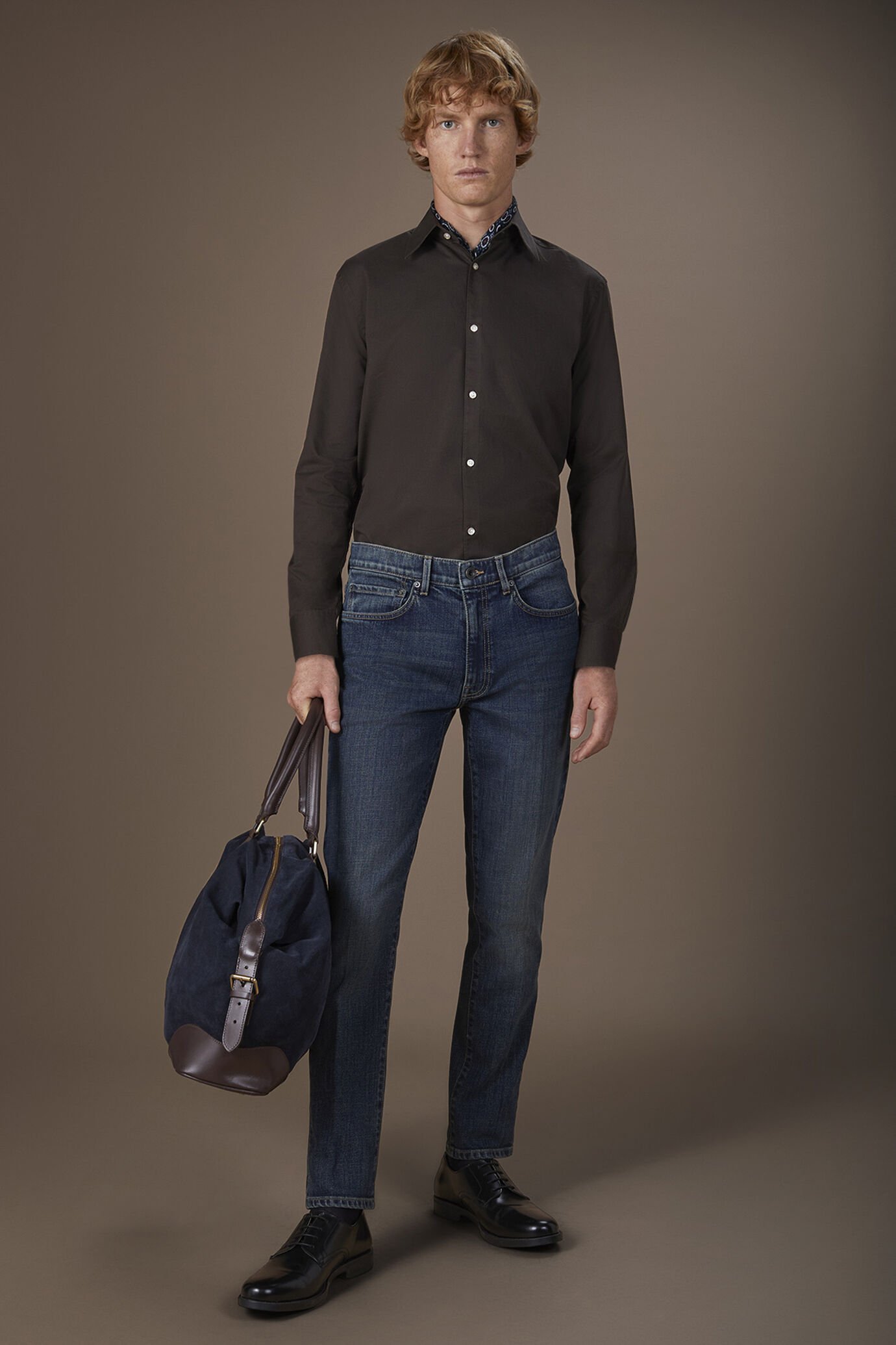 Lässige Herrenhemd mit klassischem Kragen aus 100 % Baumwolle Gabardine-Stoff Comfort-Passform