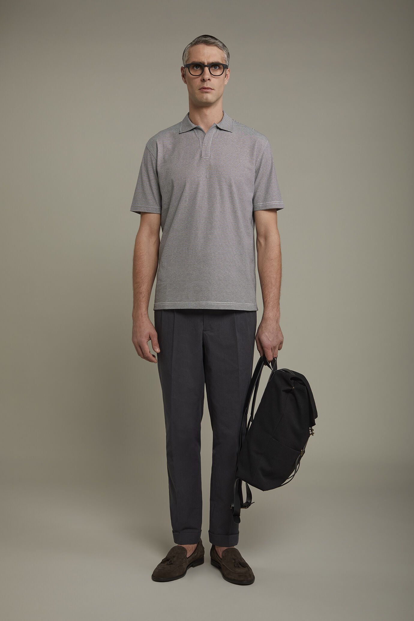 Kurzärmeliges Herren-Poloshirt mit knopflosem Derby-Kragen aus 100 % Baumwolle mit feinen Streifen in normaler Passform image number 0