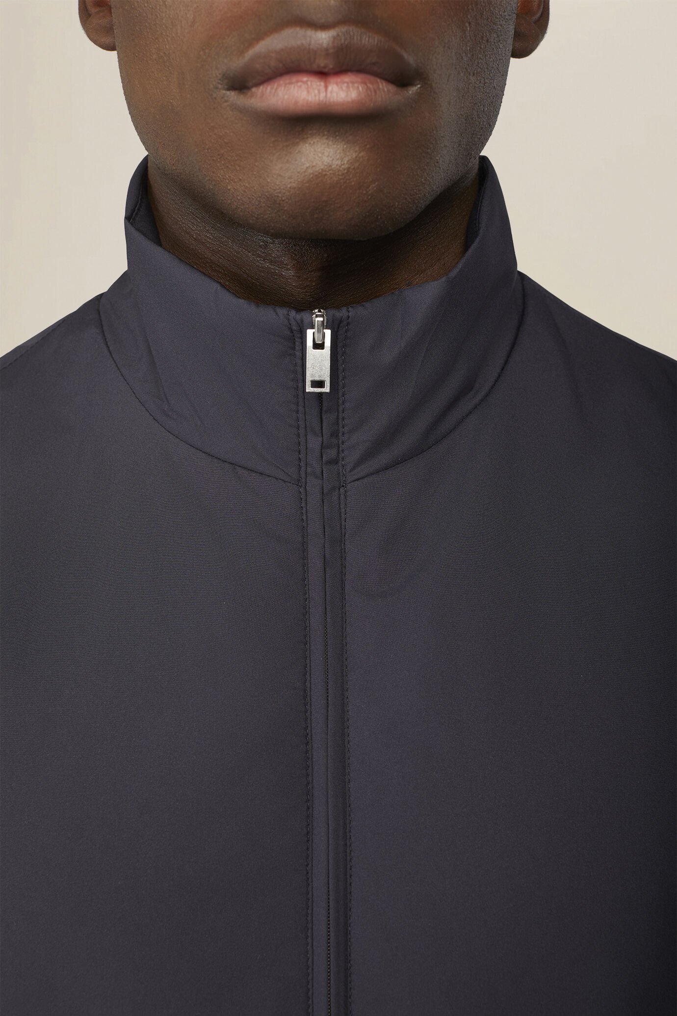 Veste sans manches en tissu technique r&eacute;versible l&eacute;g&egrave;rement rembourr&eacute;e image number 2