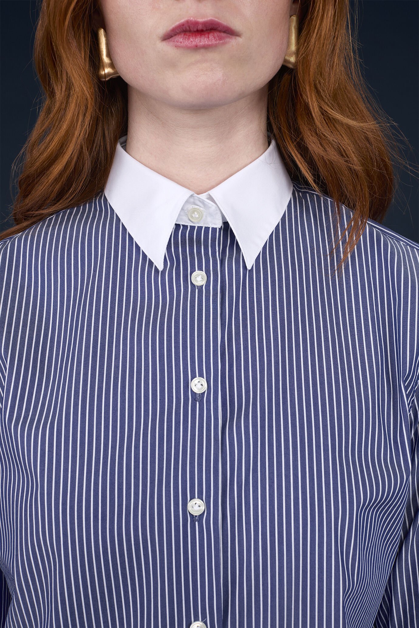 Camicia classica donna in tessuto a righe tinto filo con collo e polsini bianchi regular fit image number 2