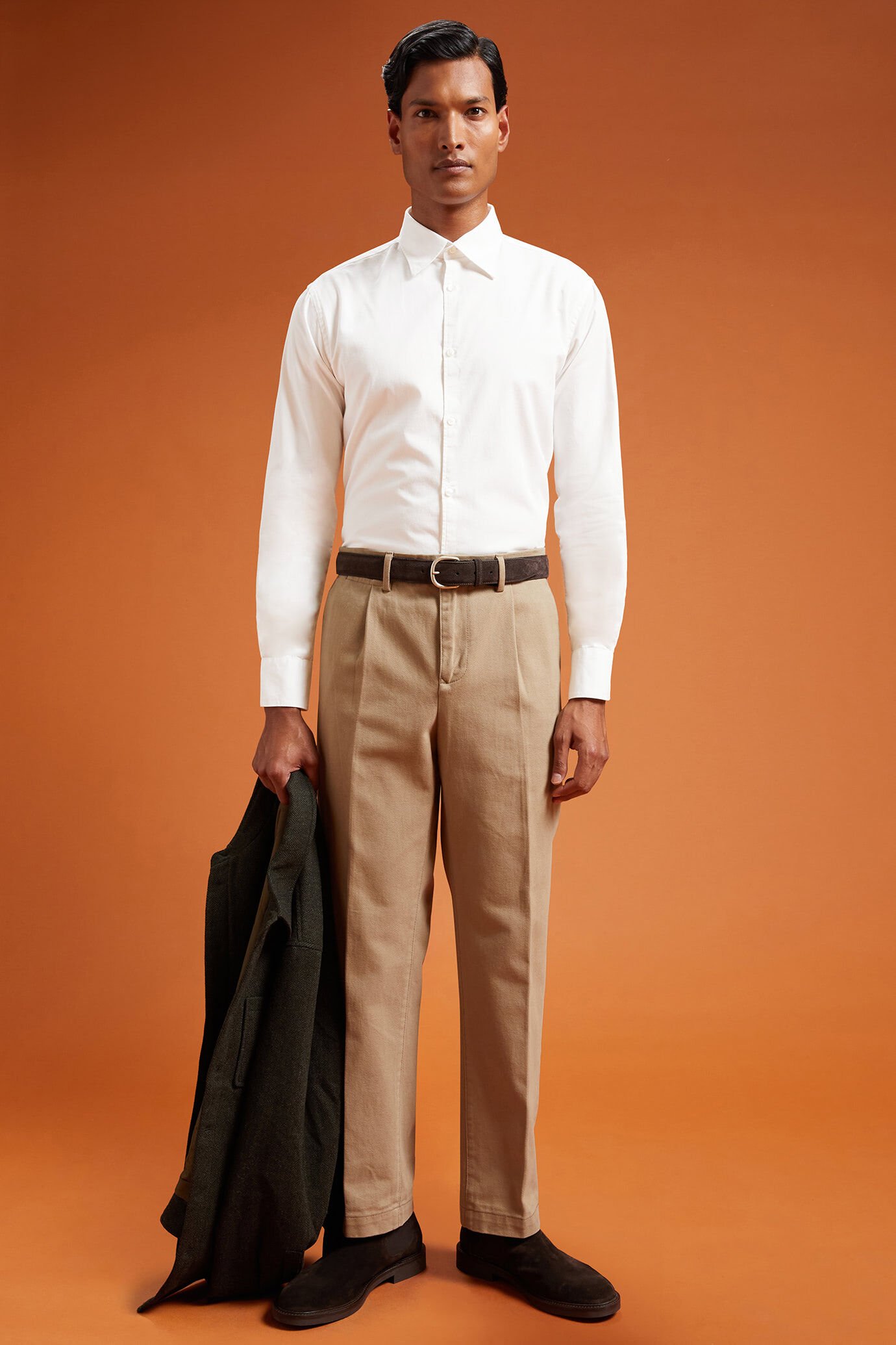 Chemise décontractée pour homme à col classique, 100% coton, en gabardine délavée unie, coupe confort image number 1
