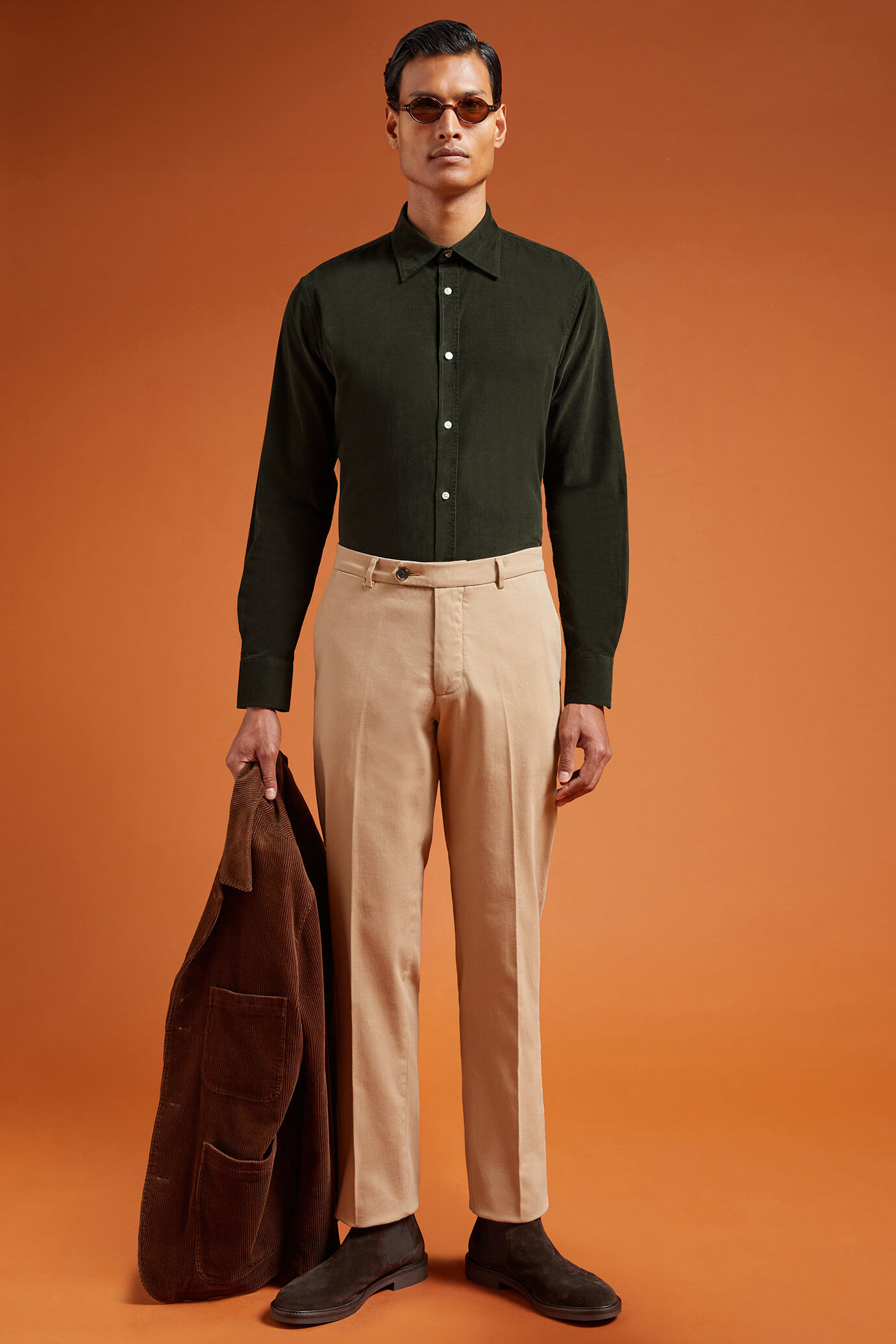 Chemise d&eacute;contract&eacute;e pour homme &agrave; col classique, 100% coton, tissu velours milleraies uni, coupe confort image number 1