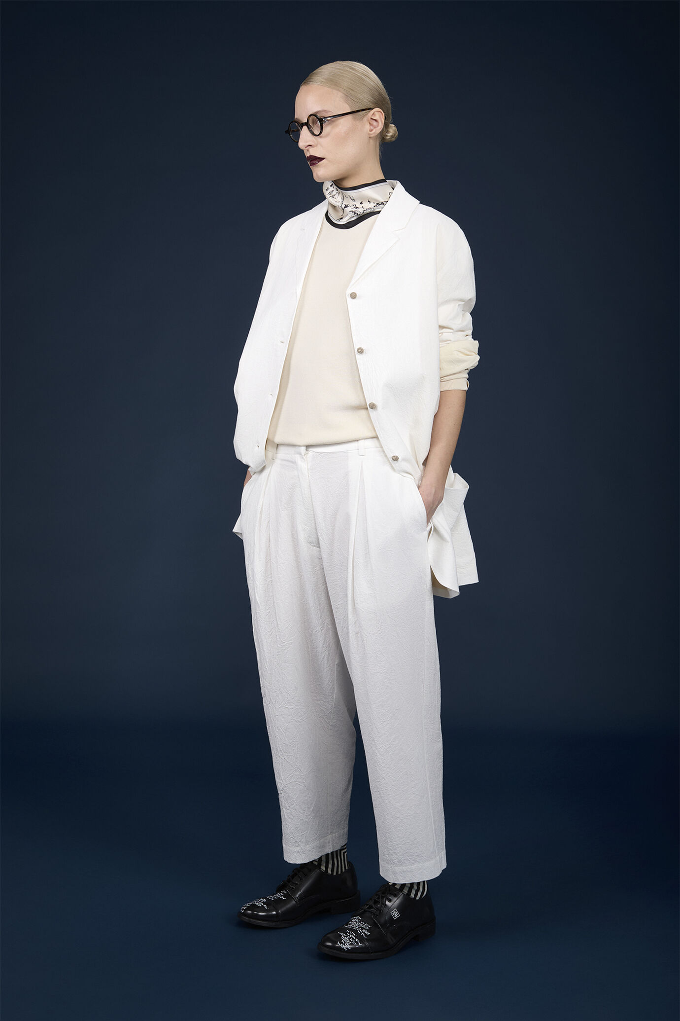Women's single-breasted cotton jacket with creased effect and macramé buttons