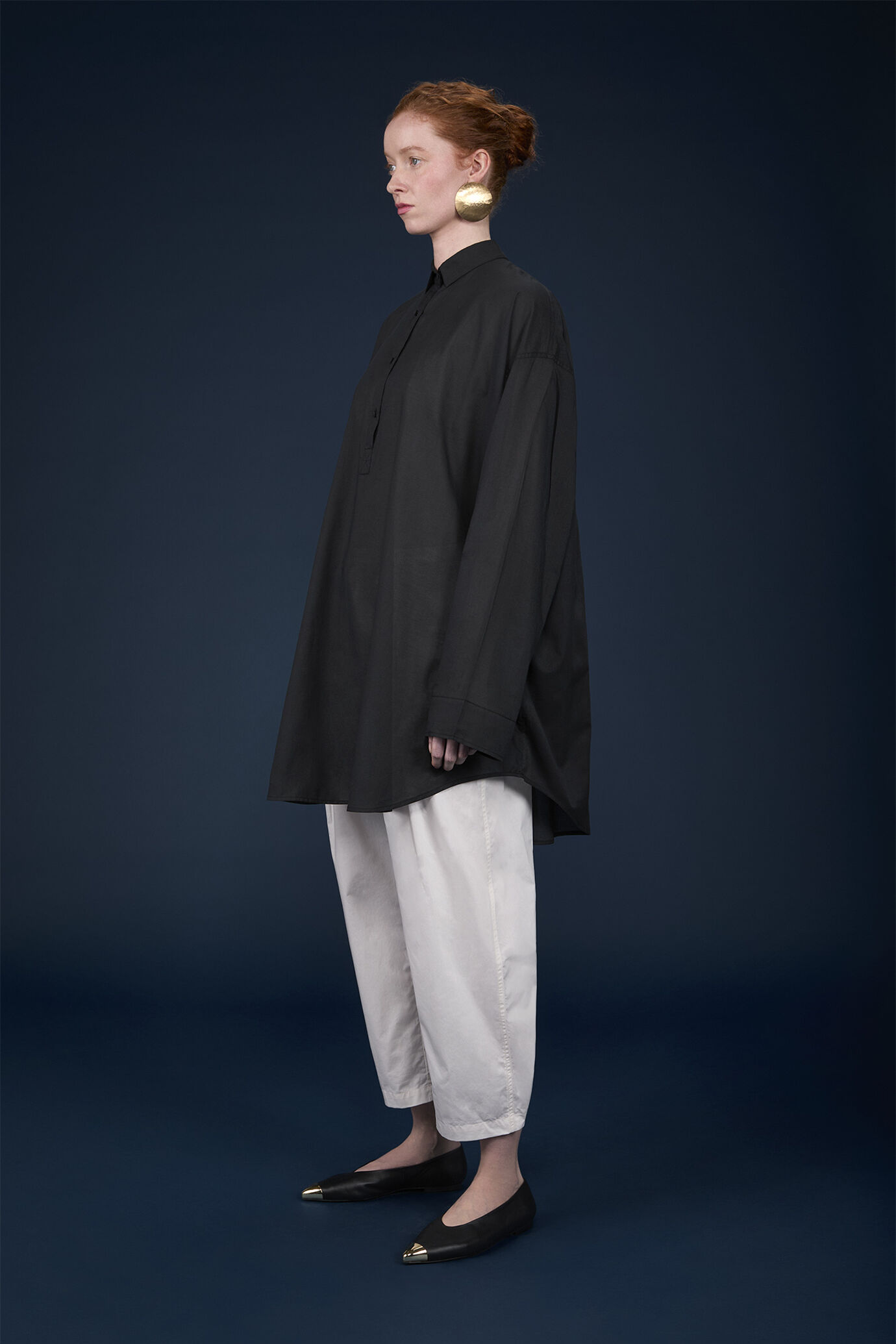 Chemise oversize pour femme, modèle en mousseline de coton uni avec boutons recouverts image number 3
