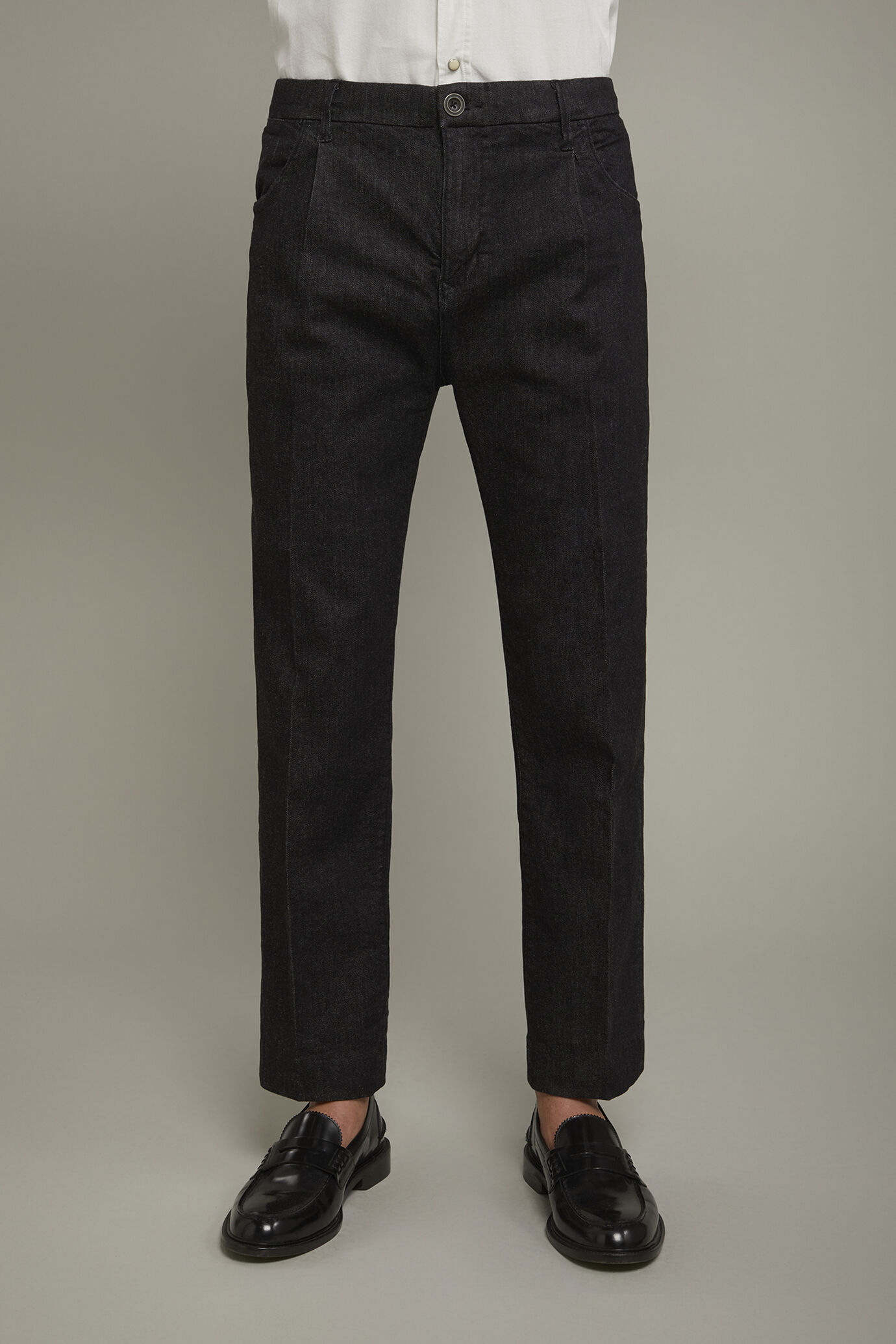 Pantalon homme avec petite pince en tissu denim coupe régulière image number 3