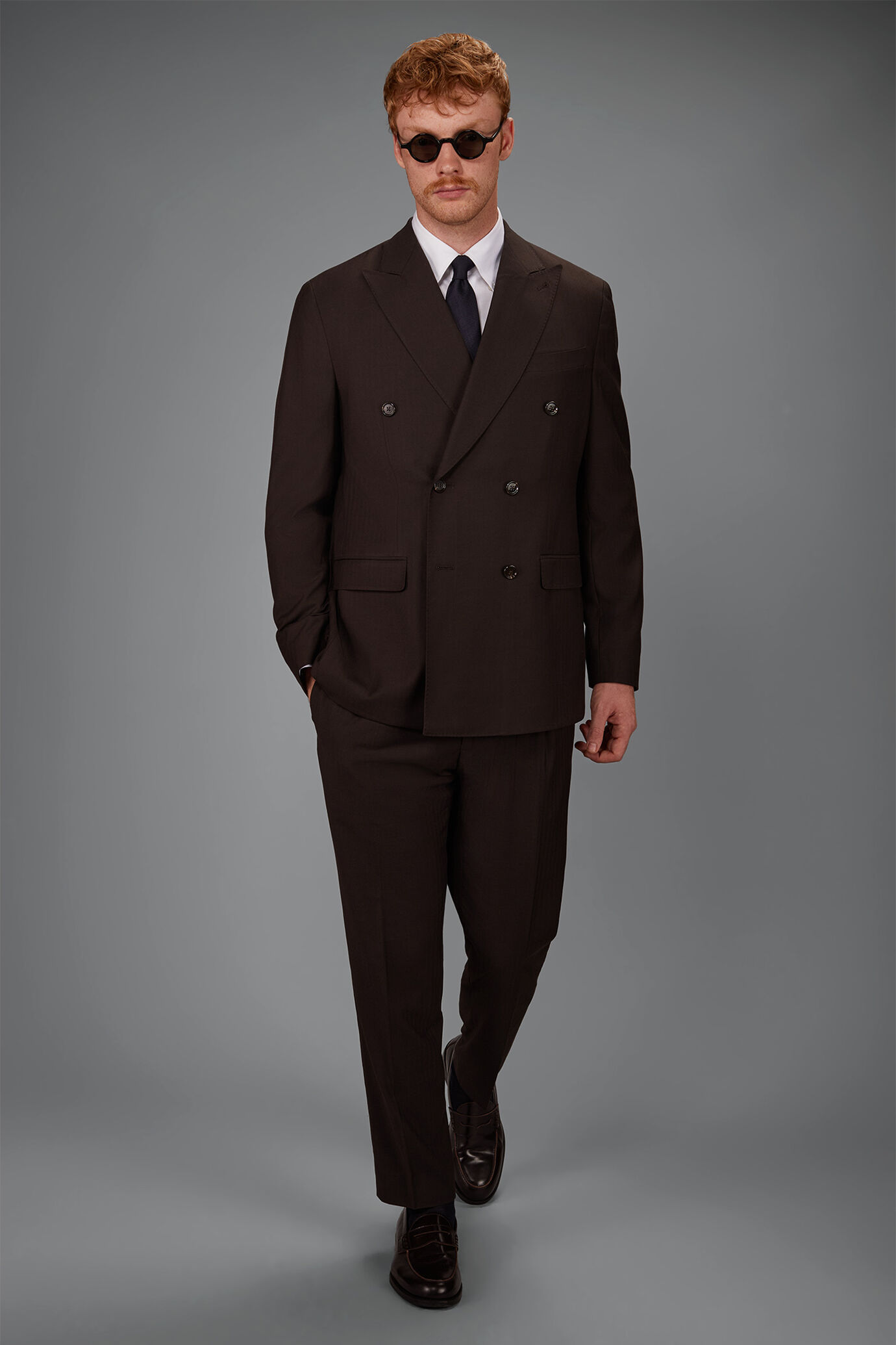 Abito uomo doppiopetto in tessuto dal disegno herringbone regular fit