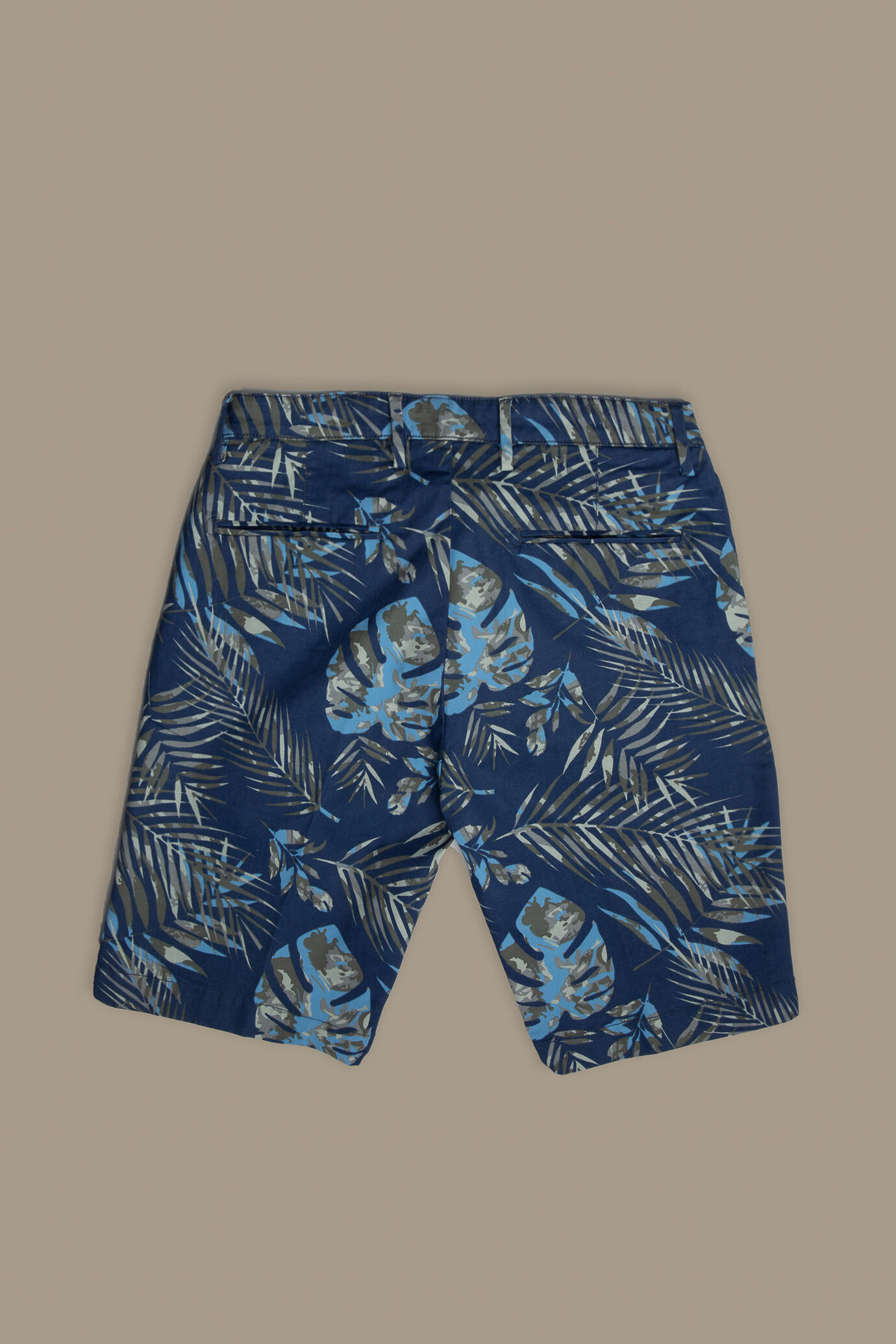 Chino bermuda twill construction with green leaves print image number 1