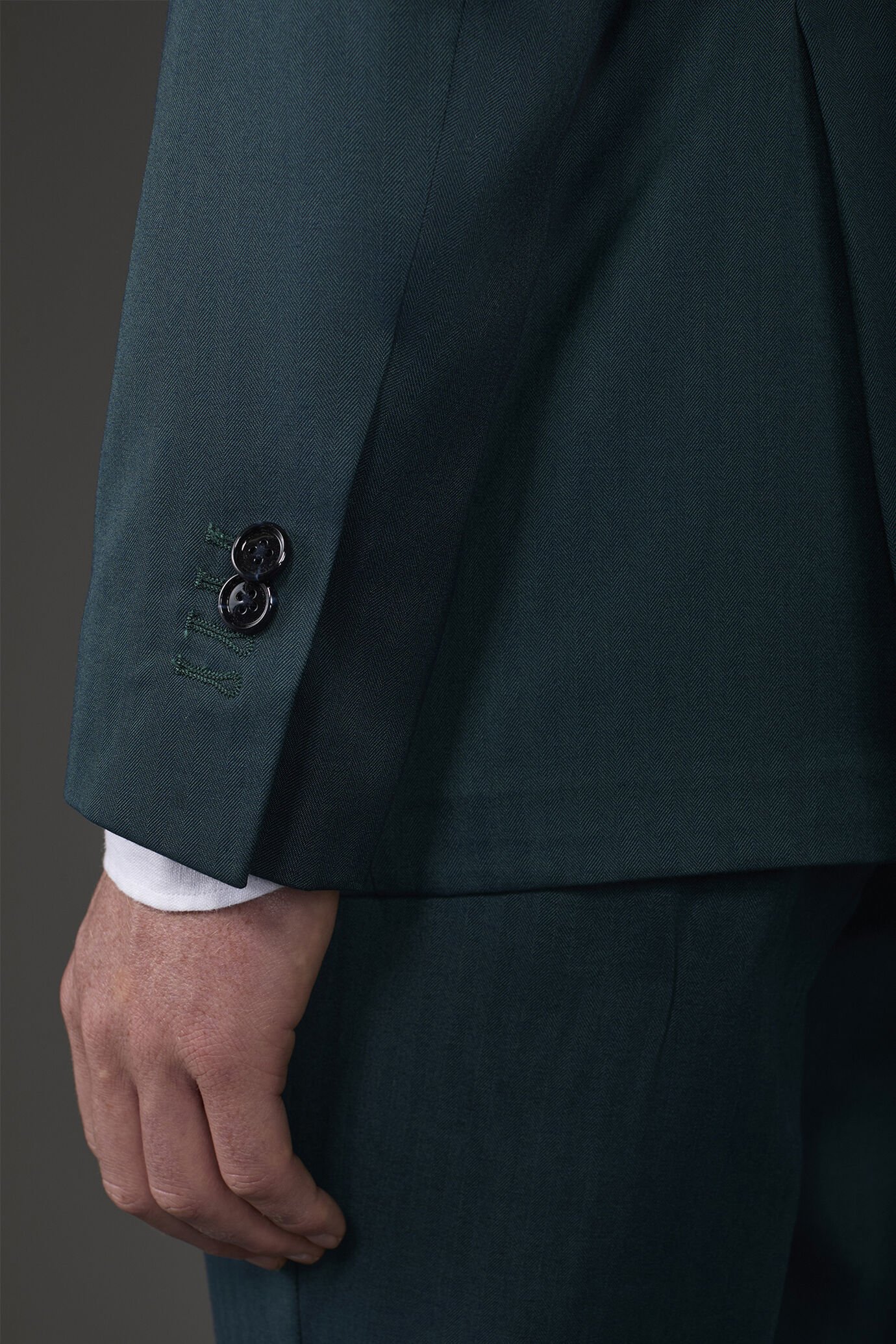Abito uomo monopetto con pantalone ad una pinces con tessuto dal disegno herringbone dall'effetto cangiante image number 3